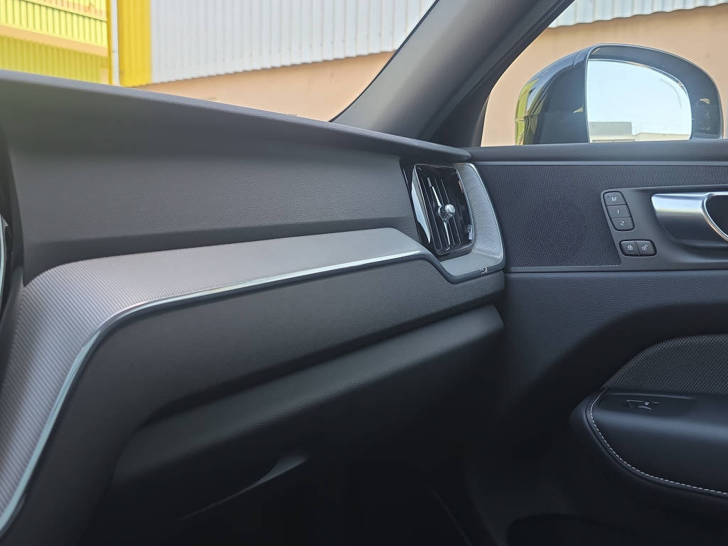 VOLVO XC60 2.0 B5 MH Black Edition AWD-image-18