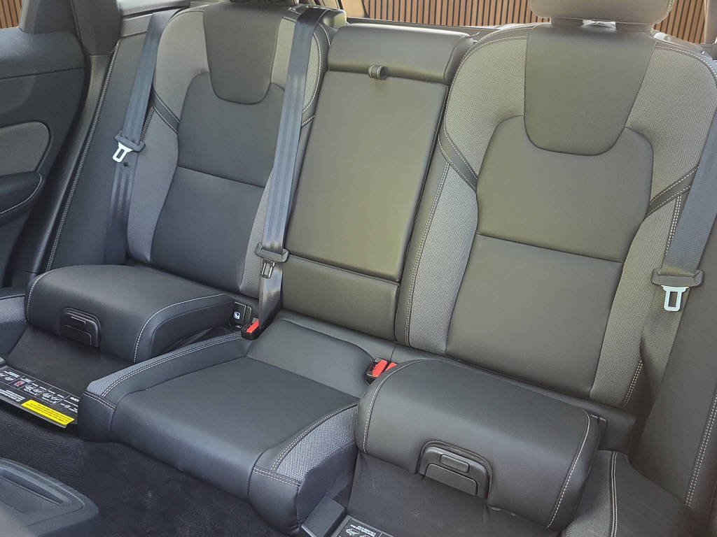 VOLVO XC60 2.0 B5 MH Black Edition AWD-image-19