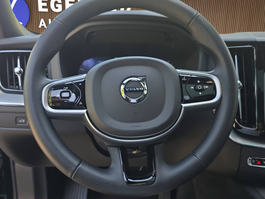 VOLVO XC60 2.0 B5 MH Black Edition AWD-image-15