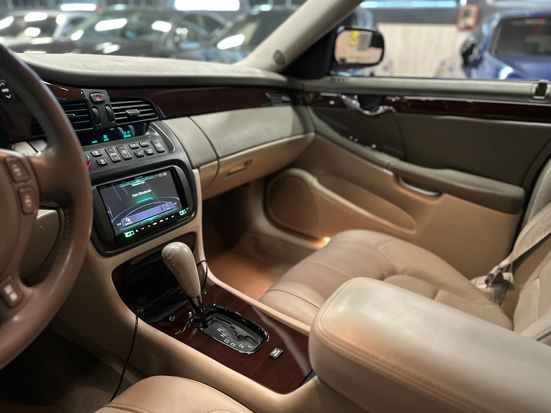 CADILLAC 4.6 V8 Northstar 32V / ** Einzelstück / CH Auslieferung **-image-13