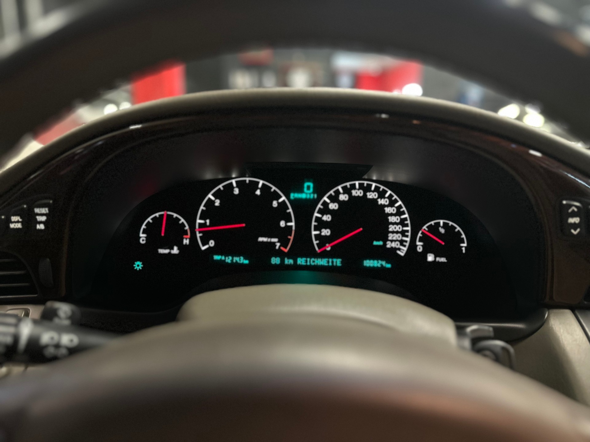 CADILLAC 4.6 V8 Northstar 32V / ** Einzelstück / CH Auslieferung **-image-11