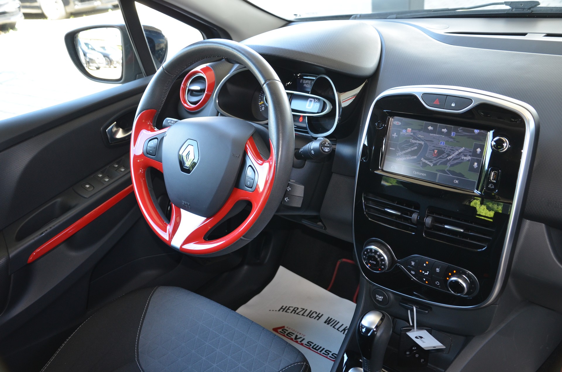 RENAULT Clio 1.2 16V T Swiss Edition EDC*Ab MFK,1 Jahr oder 20'000km Garantie*-image-15