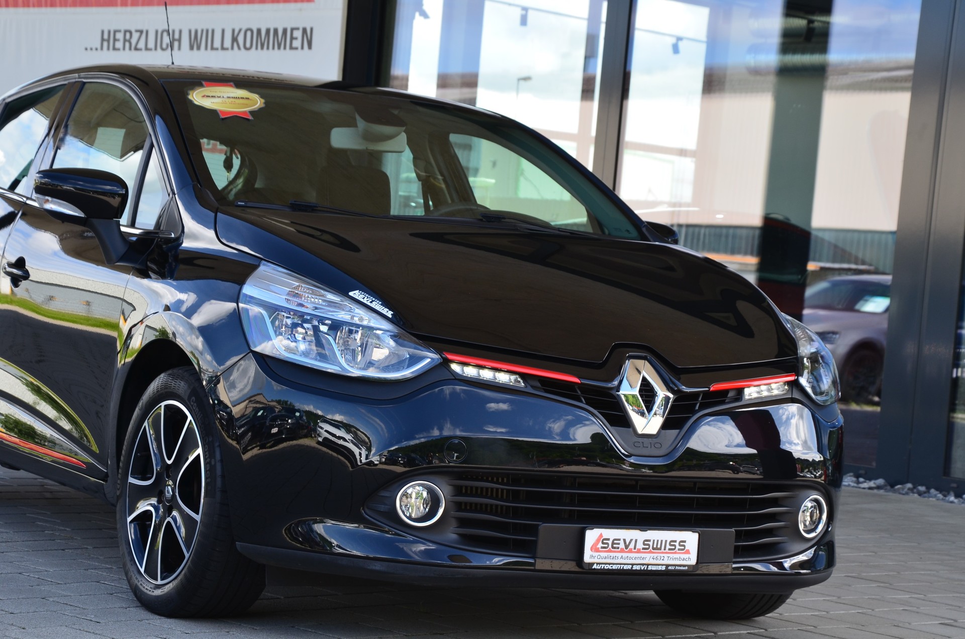 RENAULT Clio 1.2 16V T Swiss Edition EDC*Ab MFK,1 Jahr oder 20'000km Garantie*-showroom-element-1