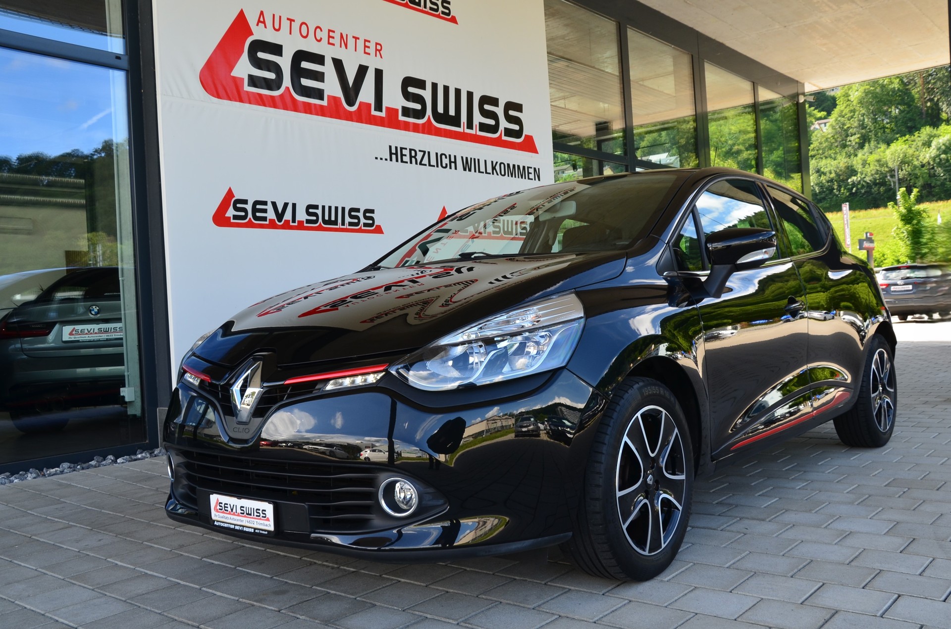 RENAULT Clio 1.2 16V T Swiss Edition EDC*Ab MFK,1 Jahr oder 20'000km Garantie*-image-9