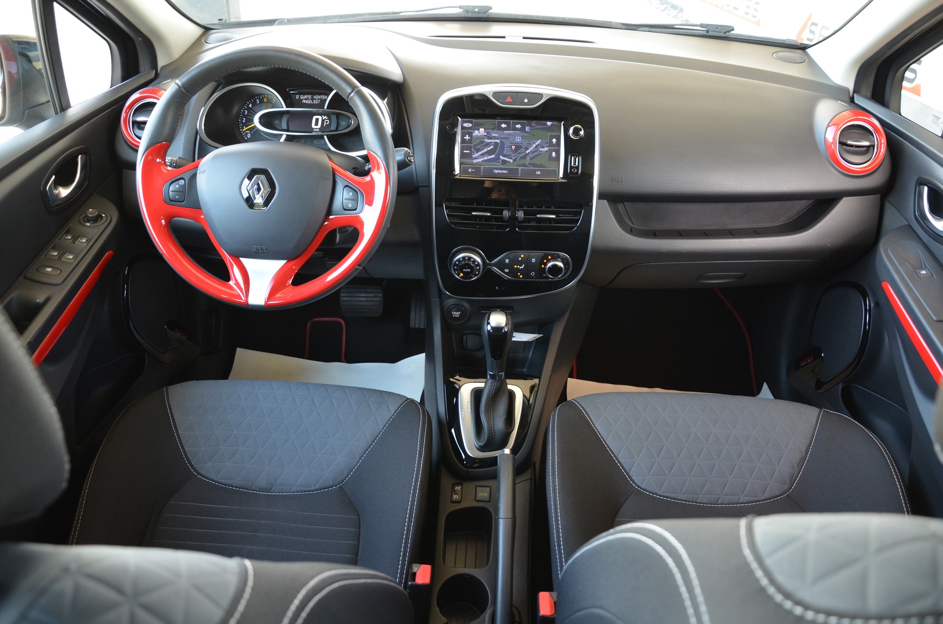 RENAULT Clio 1.2 16V T Swiss Edition EDC*Ab MFK,1 Jahr oder 20'000km Garantie*-image-11