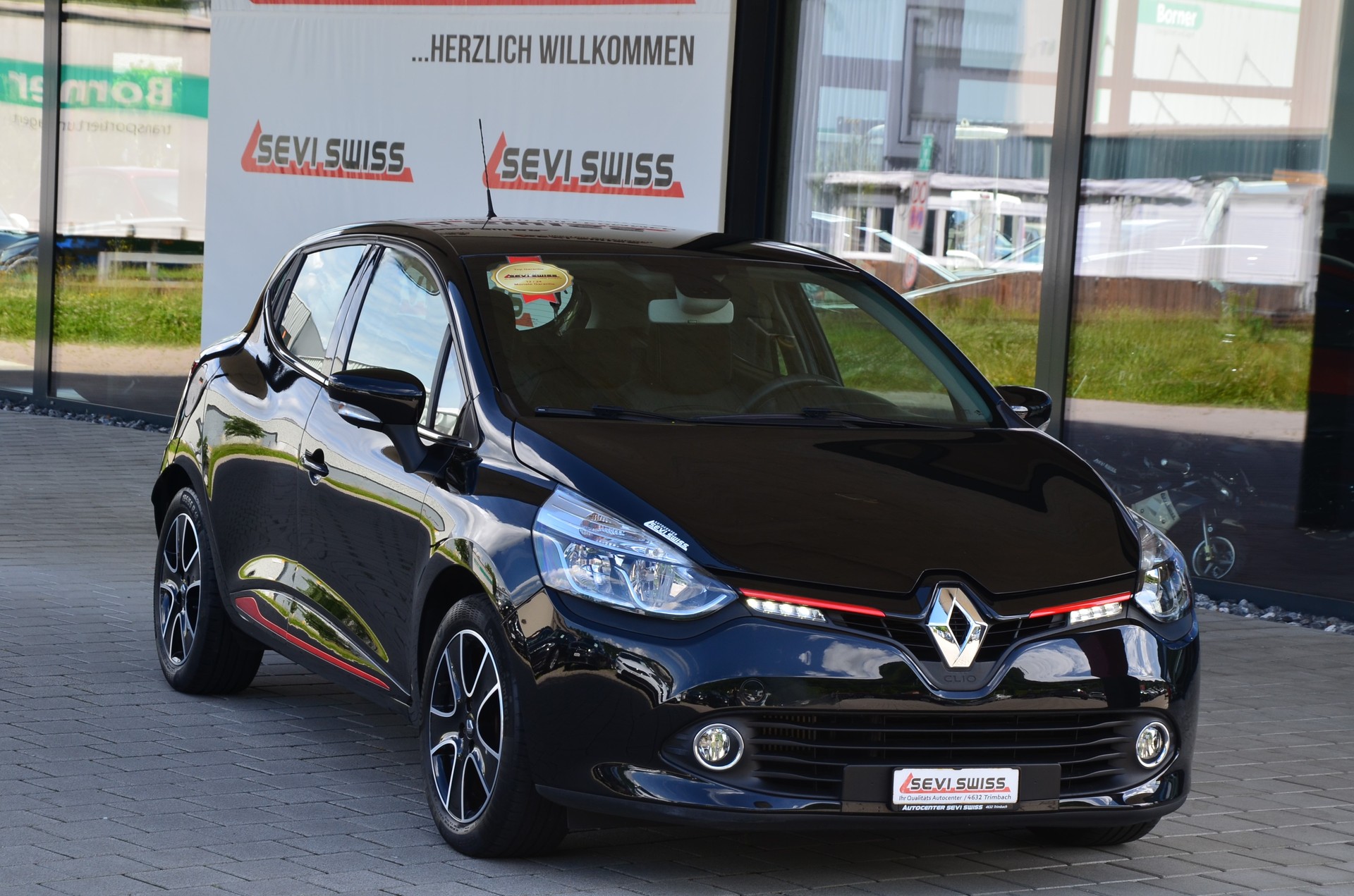 RENAULT Clio 1.2 16V T Swiss Edition EDC*Ab MFK,1 Jahr oder 20'000km Garantie*