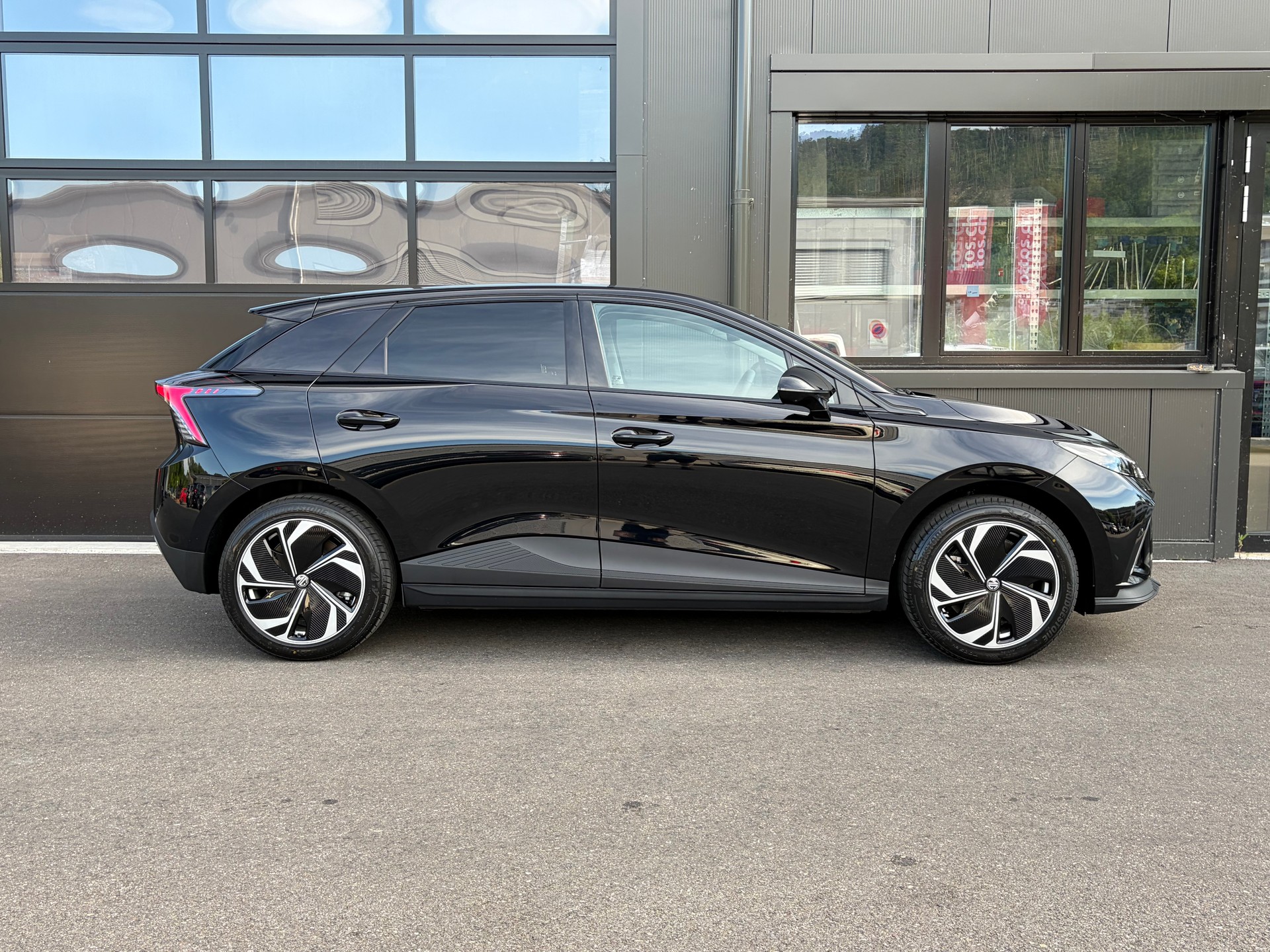 MG 4 EV 64kWh Premium-image-1