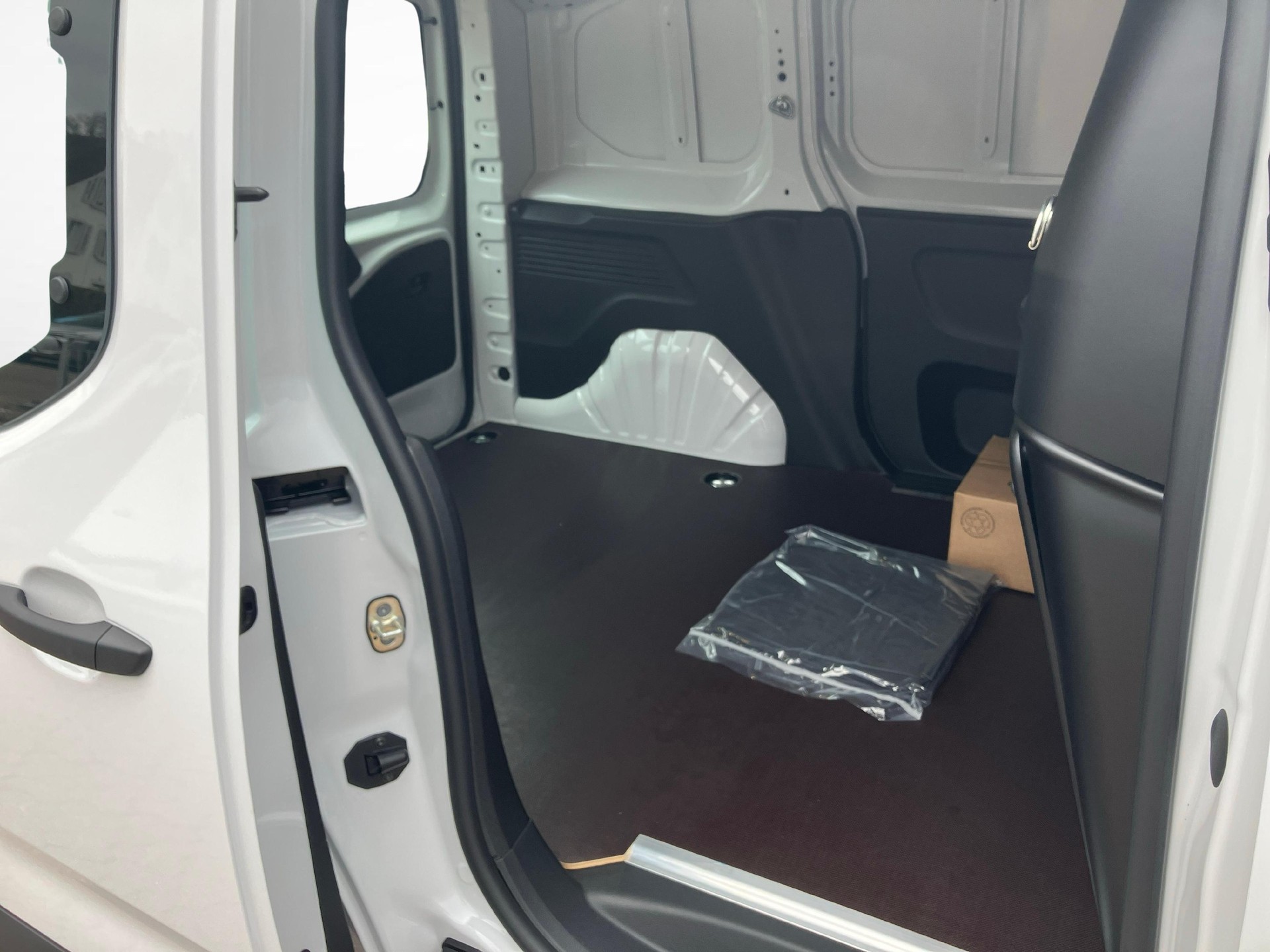 OPEL Combo-e Cargo 2.4 t Electric-image-10