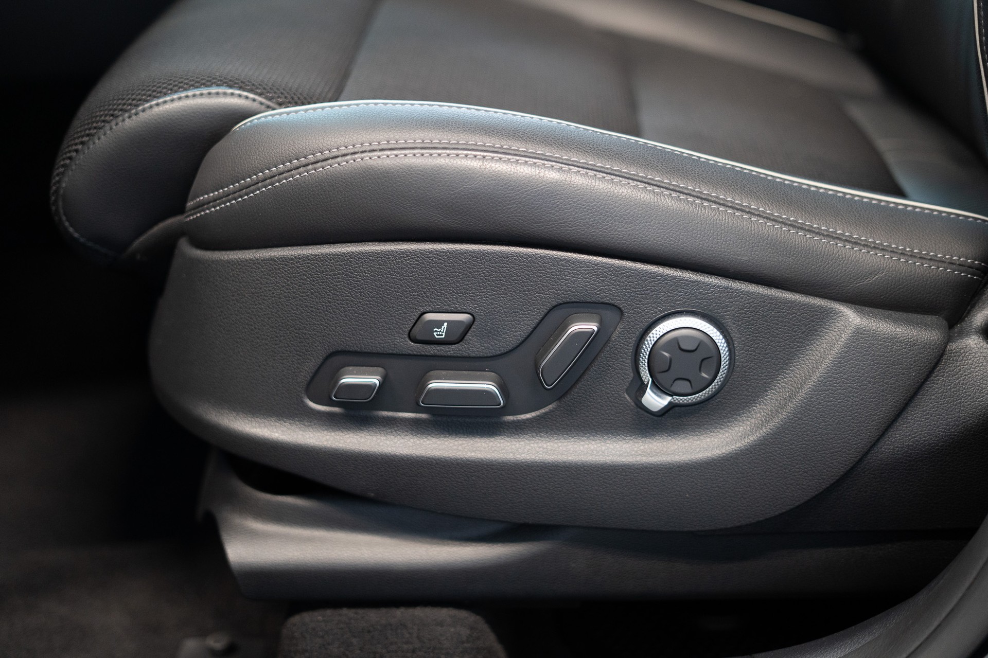 GENESIS GV70 2.5T Sport / Panorama-Glasdach / Massagesitz / 360°Kamera-image-10