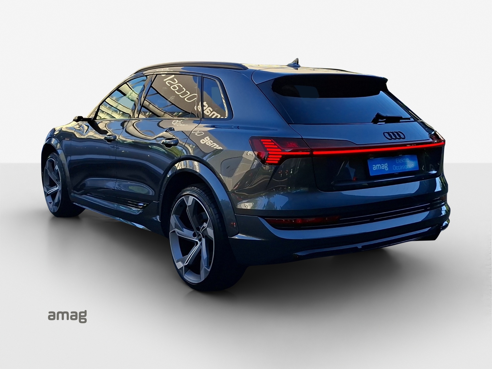 AUDI e-tron S quattro-showroom-element-2