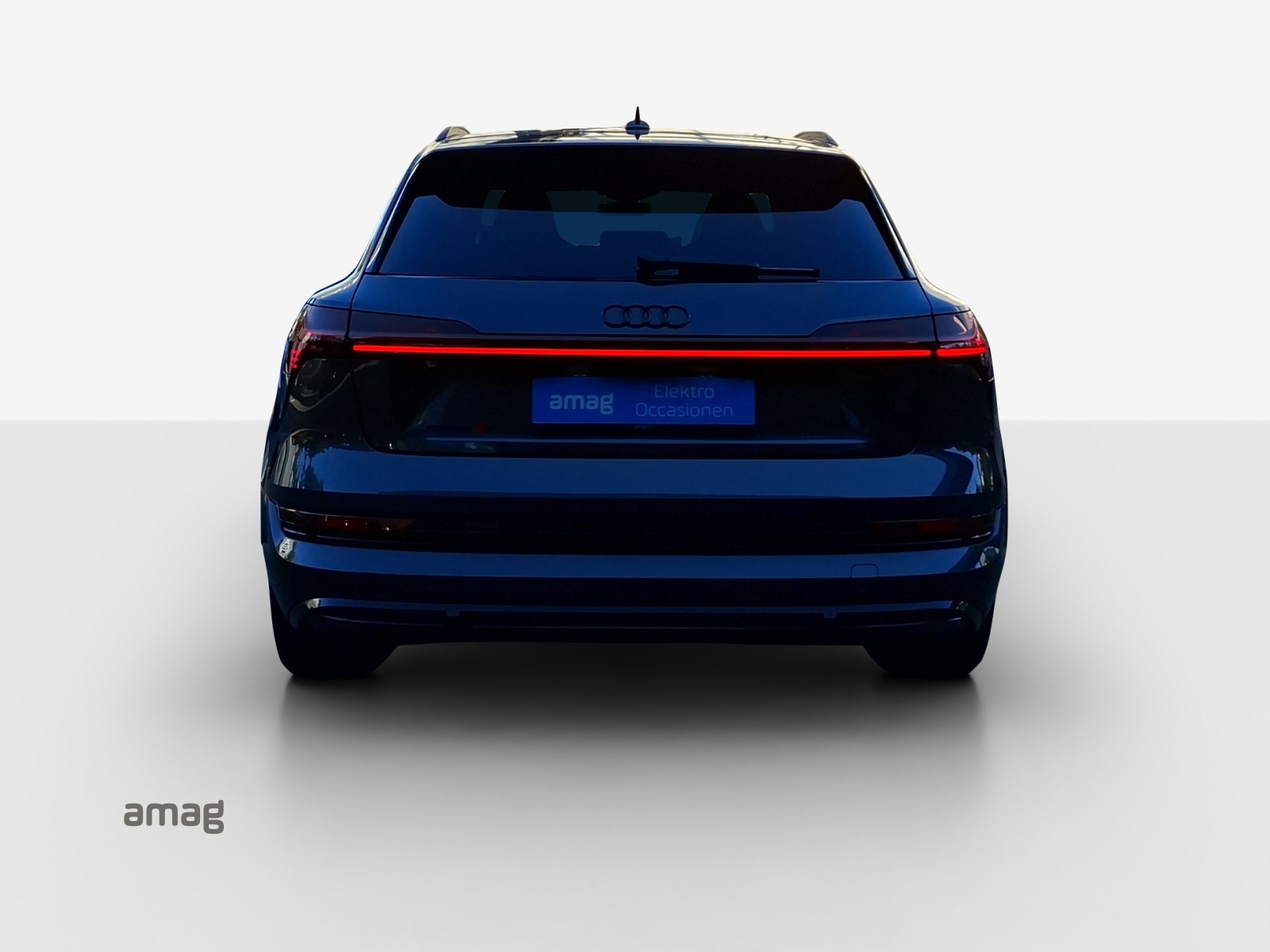 AUDI e-tron S quattro-showroom-element-3