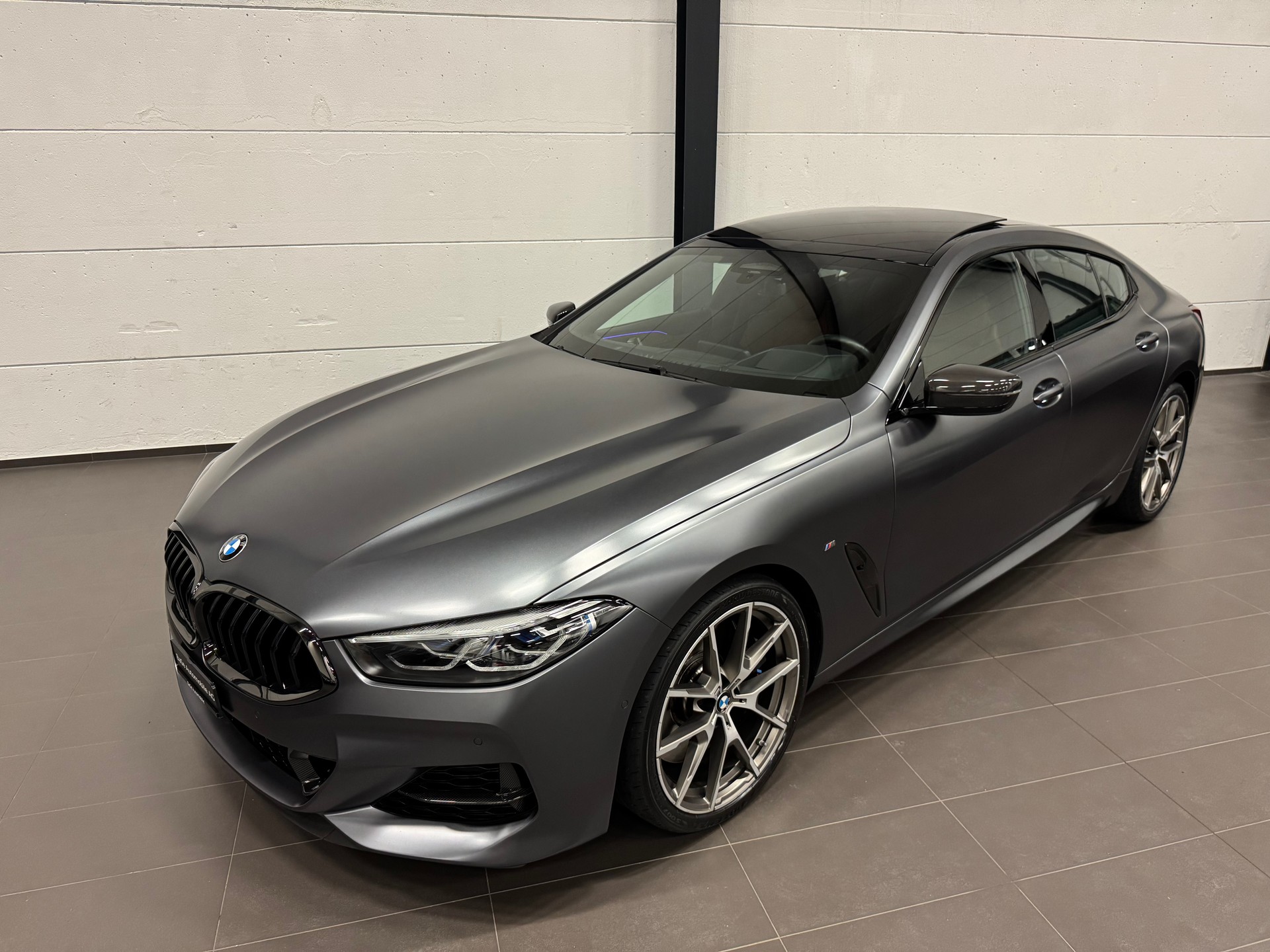 BMW M850i xDrive Steptronic NEUPREIS 196`930.- CHF-showroom-element-2