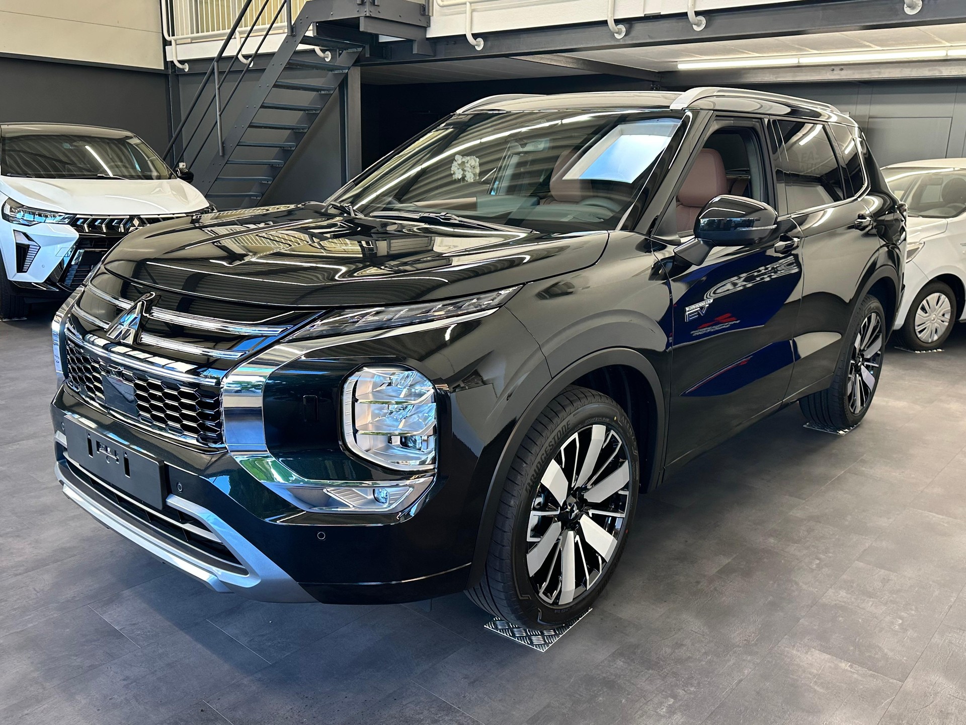MITSUBISHI Outlander 2.4 PHEV Instyle+ 4x4-showroom-element-2
