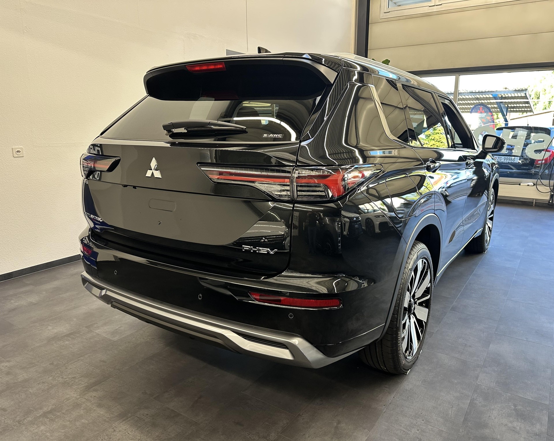 MITSUBISHI Outlander 2.4 PHEV Instyle+ 4x4-image-5