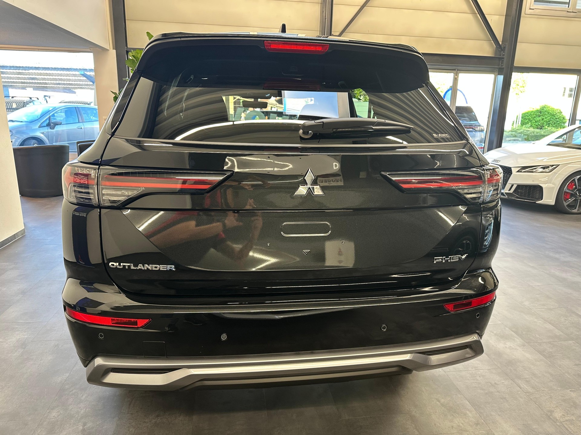 MITSUBISHI Outlander 2.4 PHEV Instyle+ 4x4-image-4