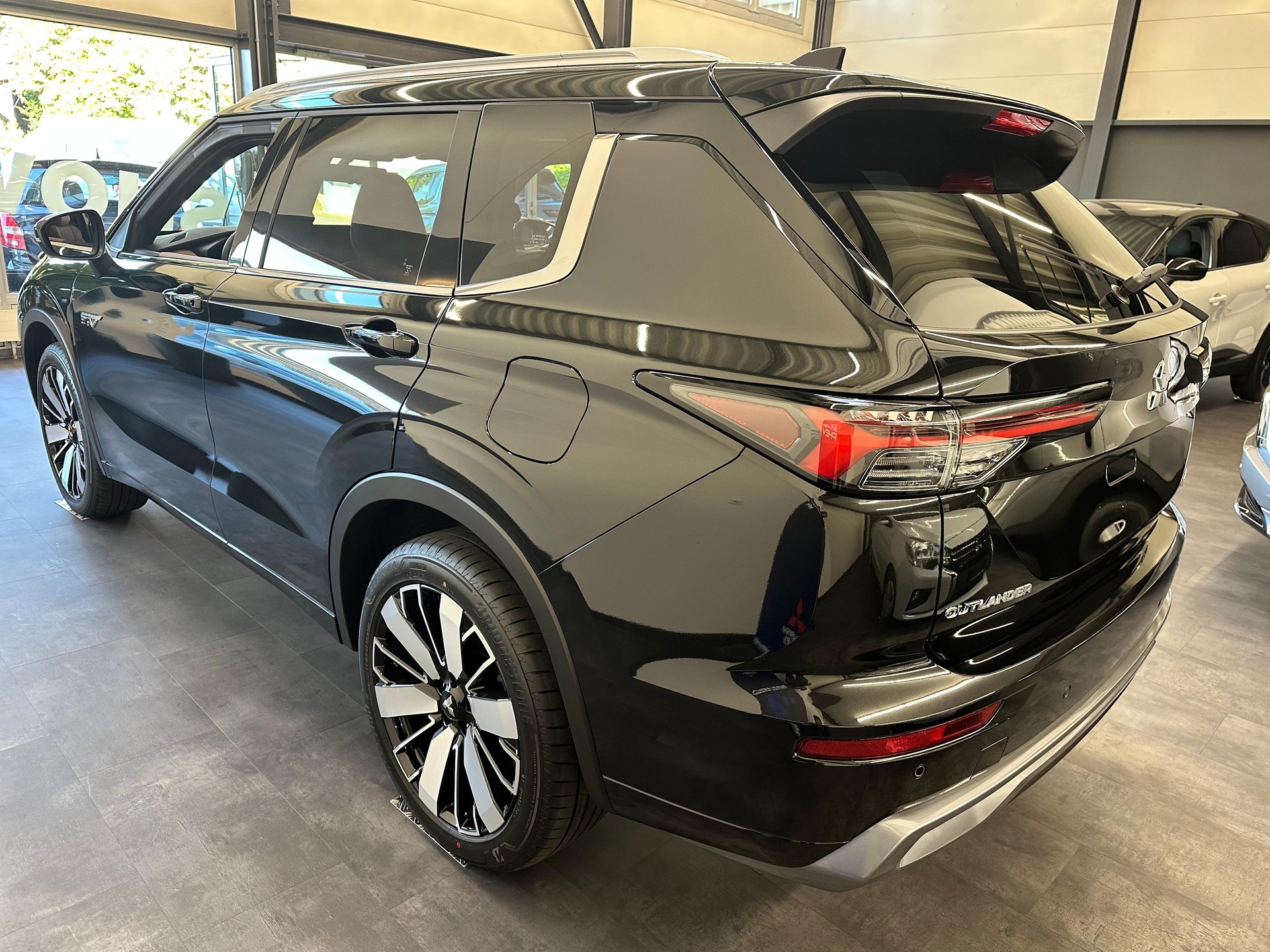 MITSUBISHI Outlander 2.4 PHEV Instyle+ 4x4-showroom-element-3