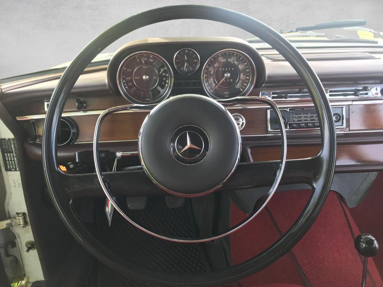 MERCEDES-BENZ 250 S-image-8