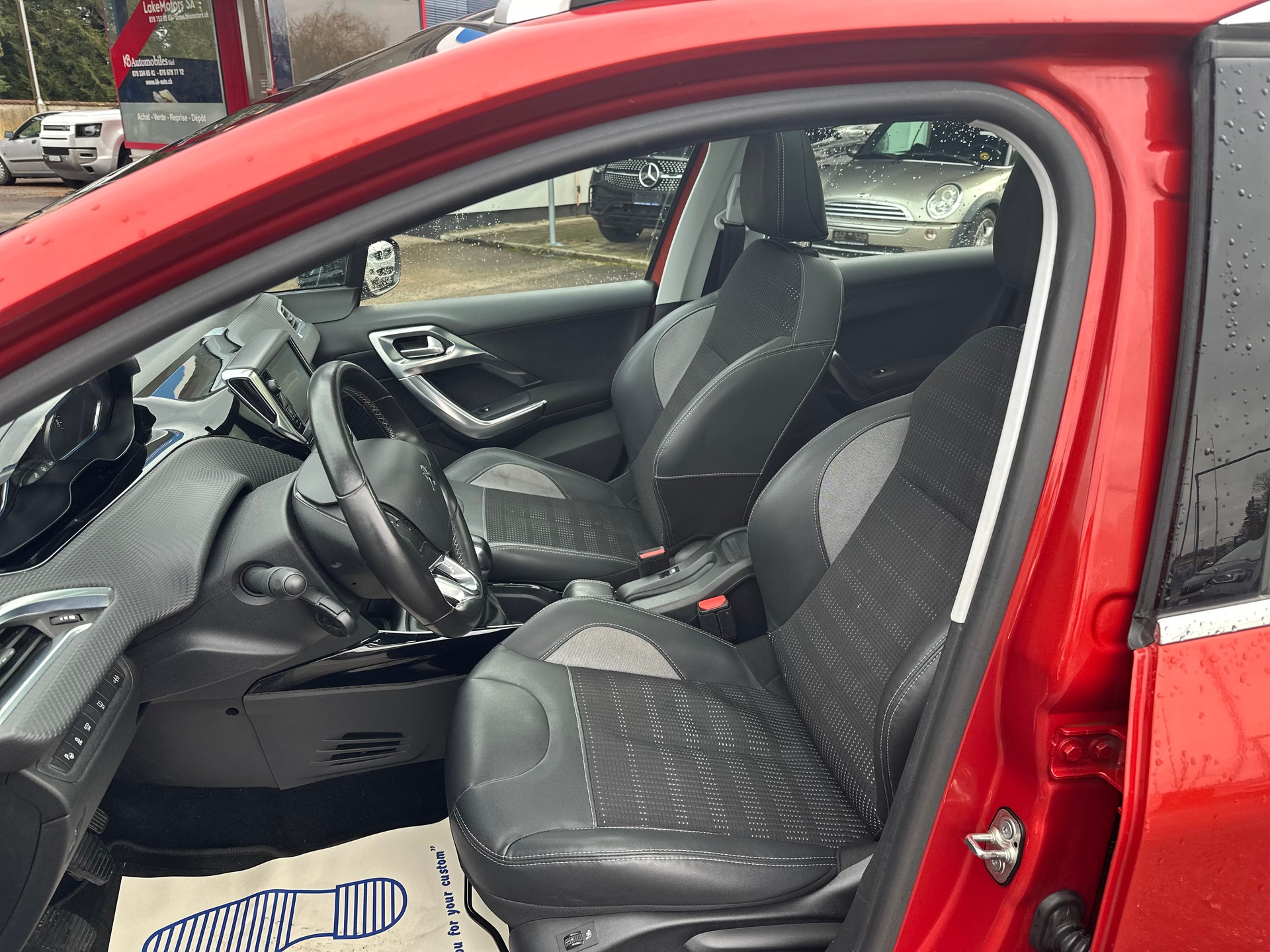 PEUGEOT 2008 1.2 PureTech Allure-image-12