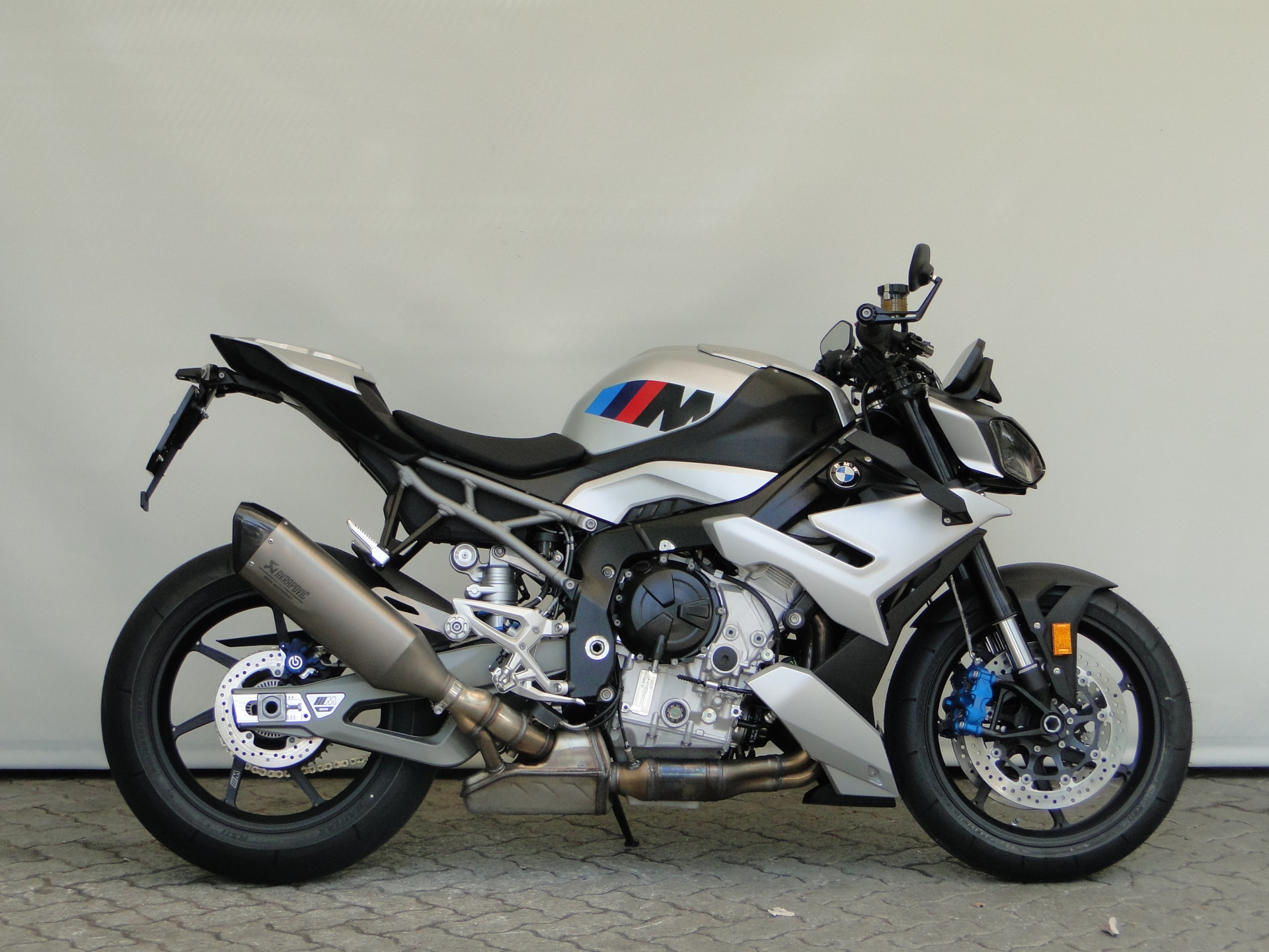 BMW M 1000 R-image-1