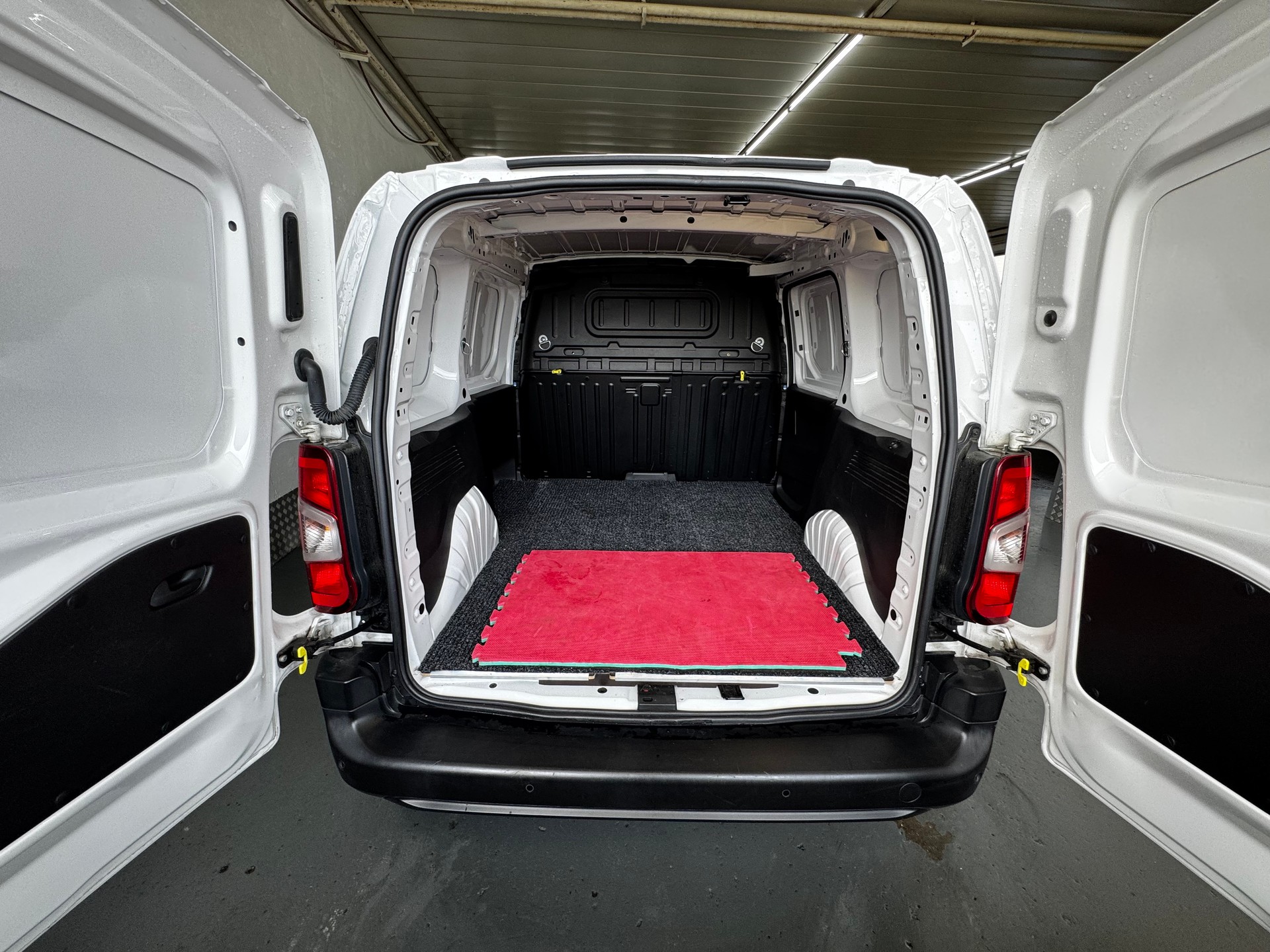 CITROEN Berlingo Van 1.2 Pure Tech 130 s/s Driver EAT8-image-9
