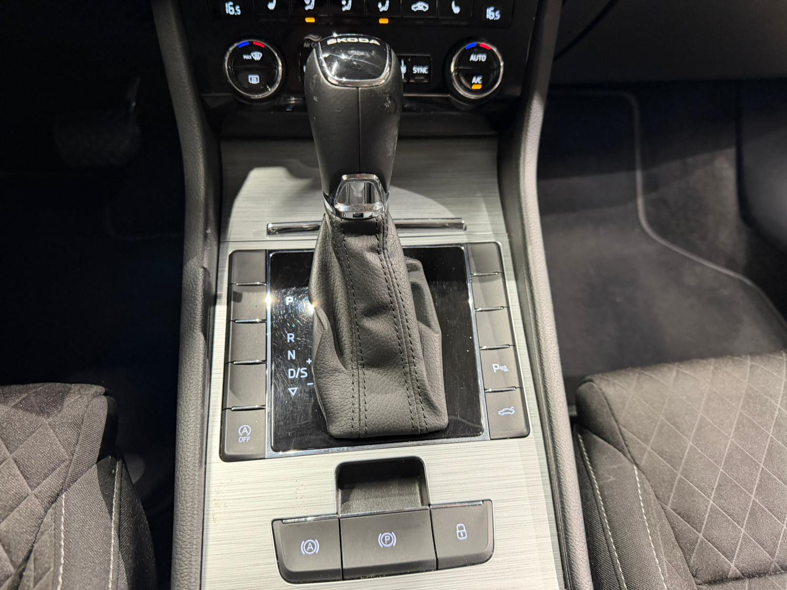 SKODA Superb Combi 2.0 TDi Ambition DSG-image-16