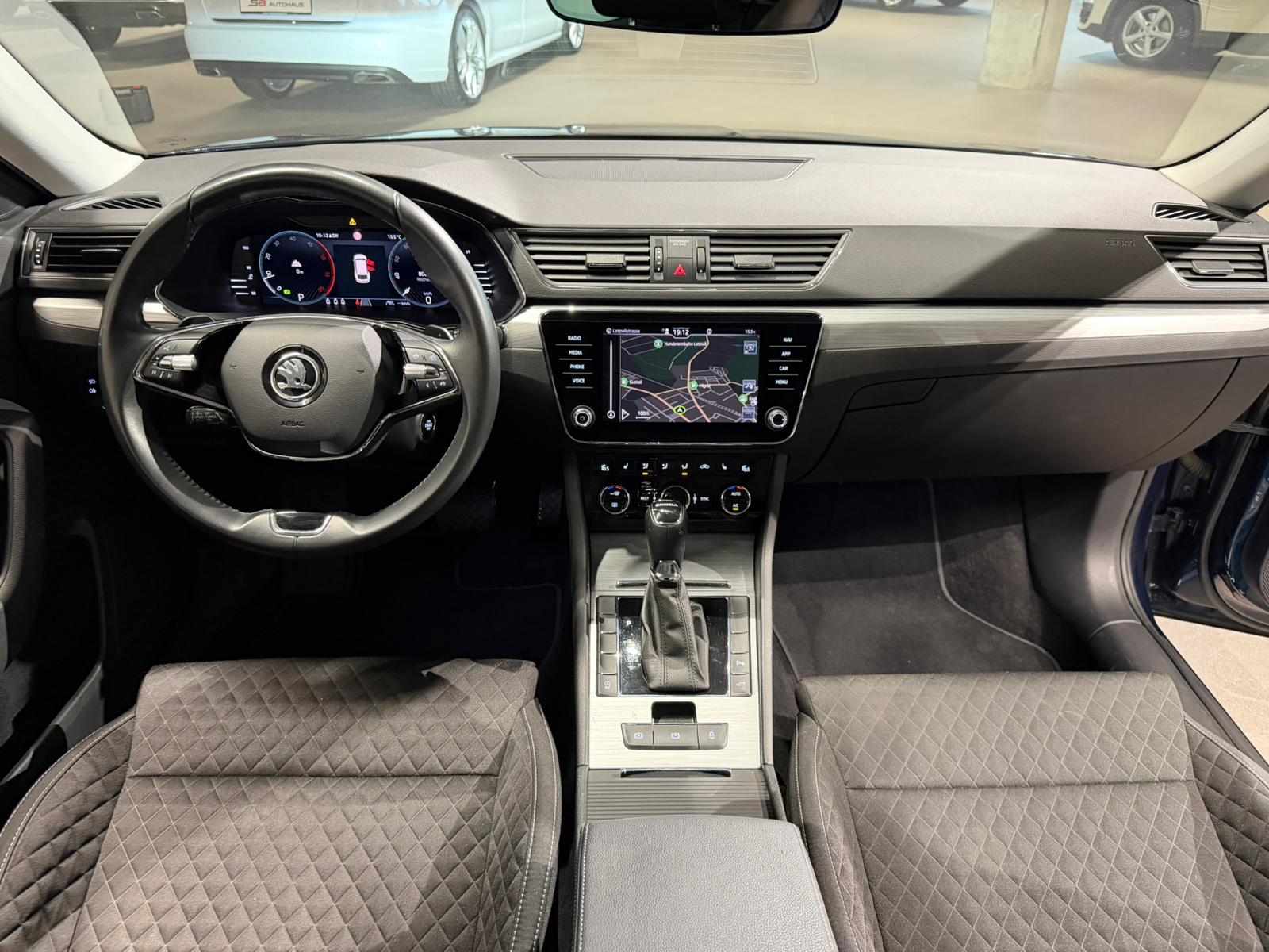SKODA Superb Combi 2.0 TDi Ambition DSG-image-15