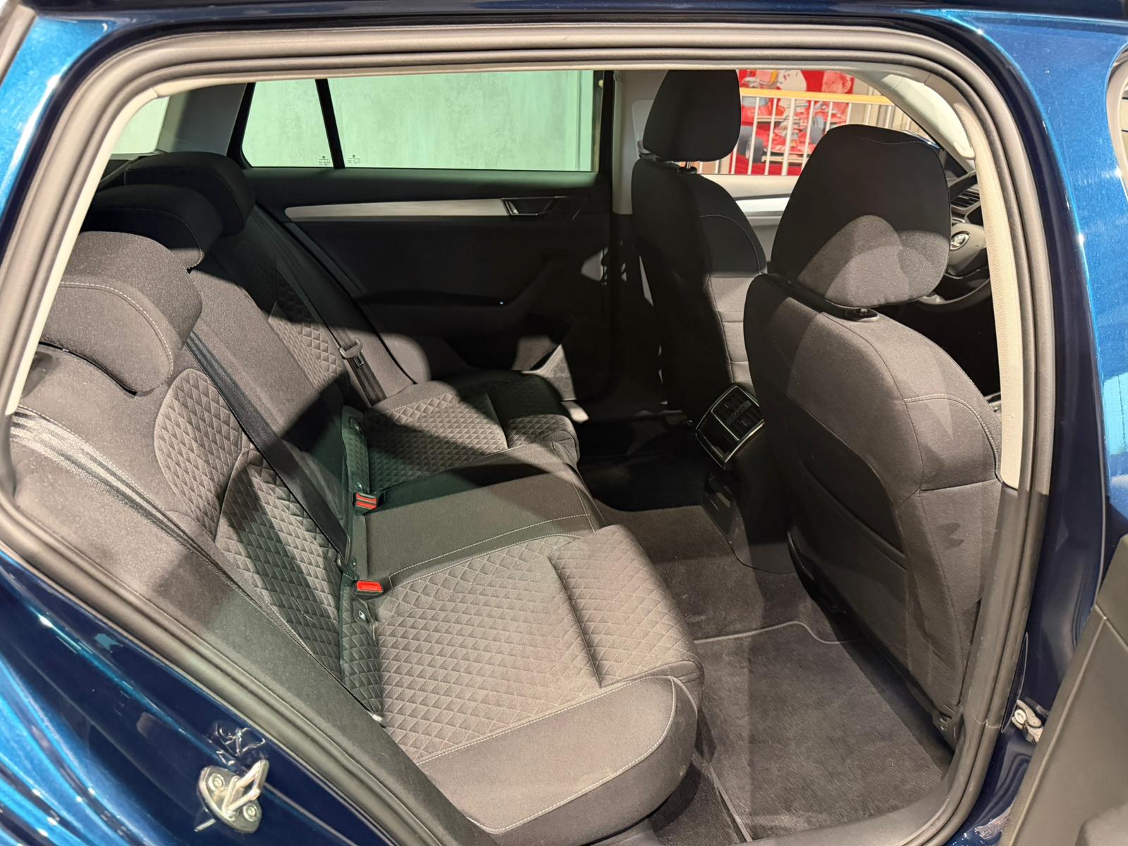 SKODA Superb Combi 2.0 TDi Ambition DSG-image-14
