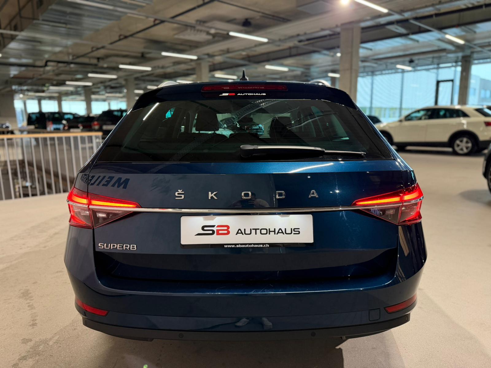 SKODA Superb Combi 2.0 TDi Ambition DSG-image-9