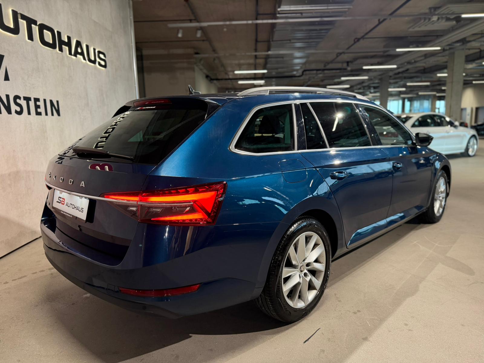 SKODA Superb Combi 2.0 TDi Ambition DSG-image-8