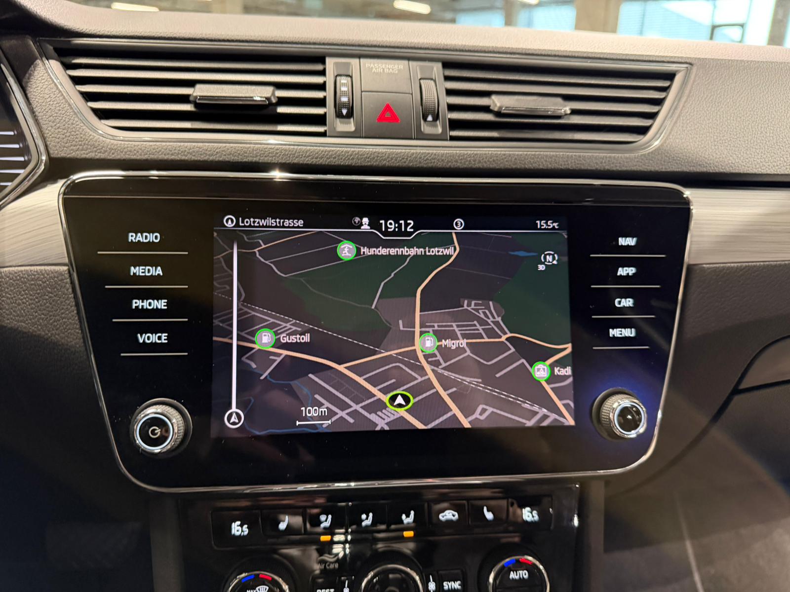 SKODA Superb Combi 2.0 TDi Ambition DSG-image-21