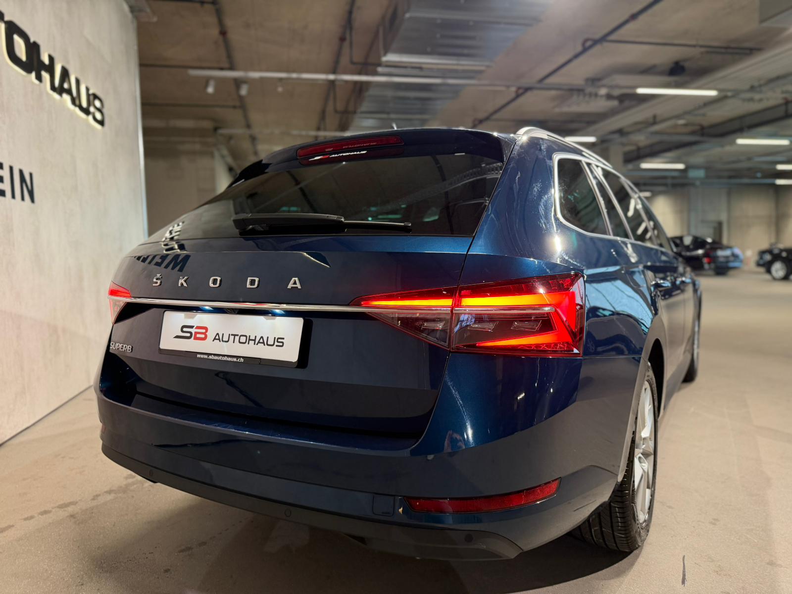SKODA Superb Combi 2.0 TDi Ambition DSG-image-11