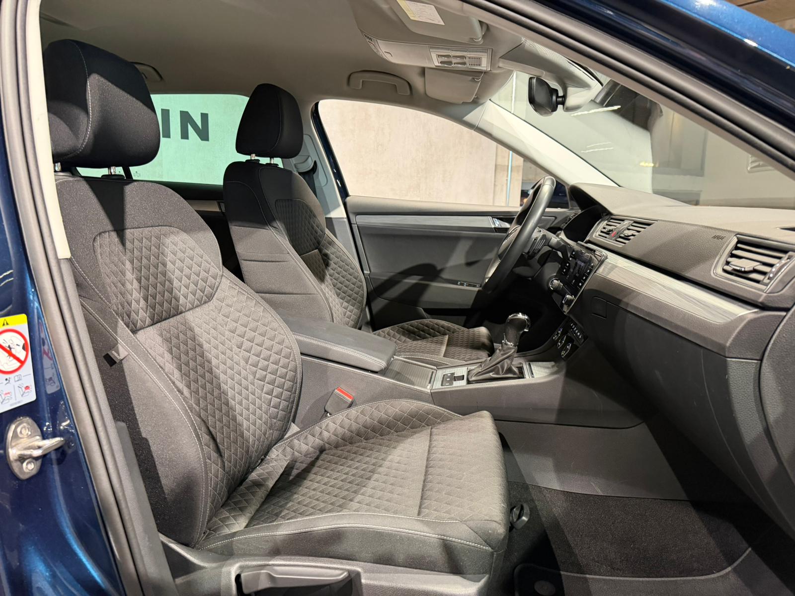 SKODA Superb Combi 2.0 TDi Ambition DSG-image-12