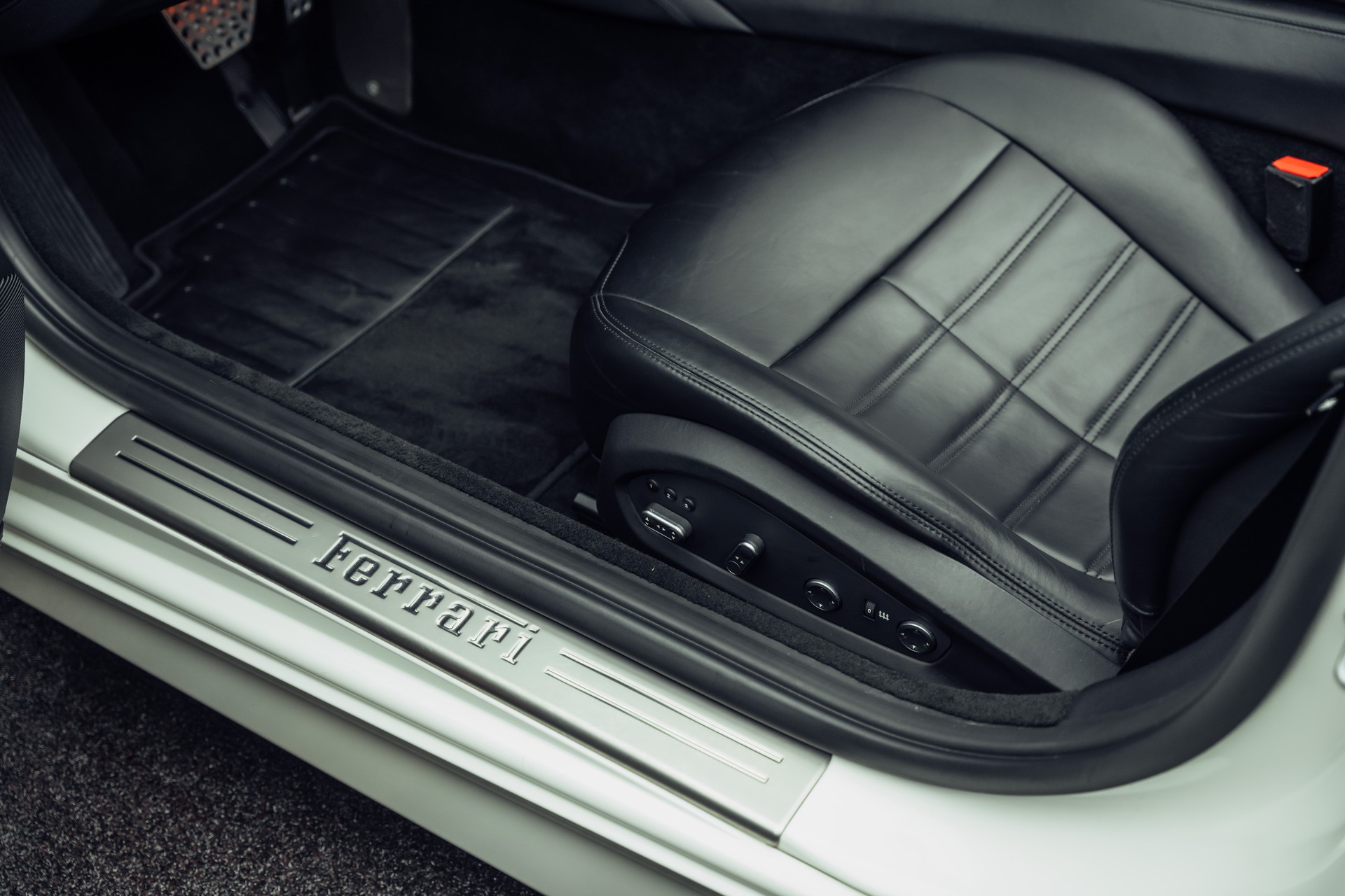 FERRARI California 3.9 V8 T-image-14