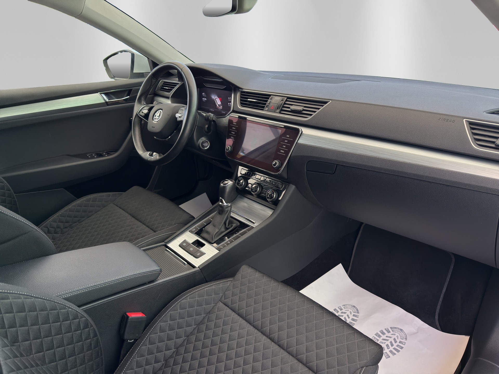 SKODA Superb Combi 2.0 TDi Ambition DSG-image-12
