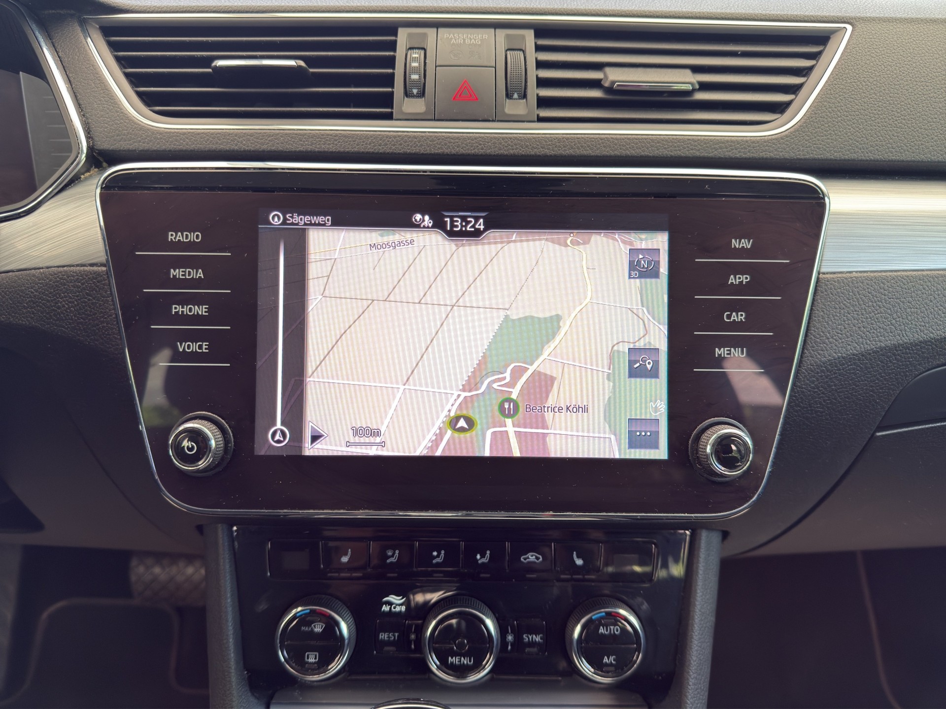 SKODA Superb Combi 2.0 TDi Ambition DSG-image-11