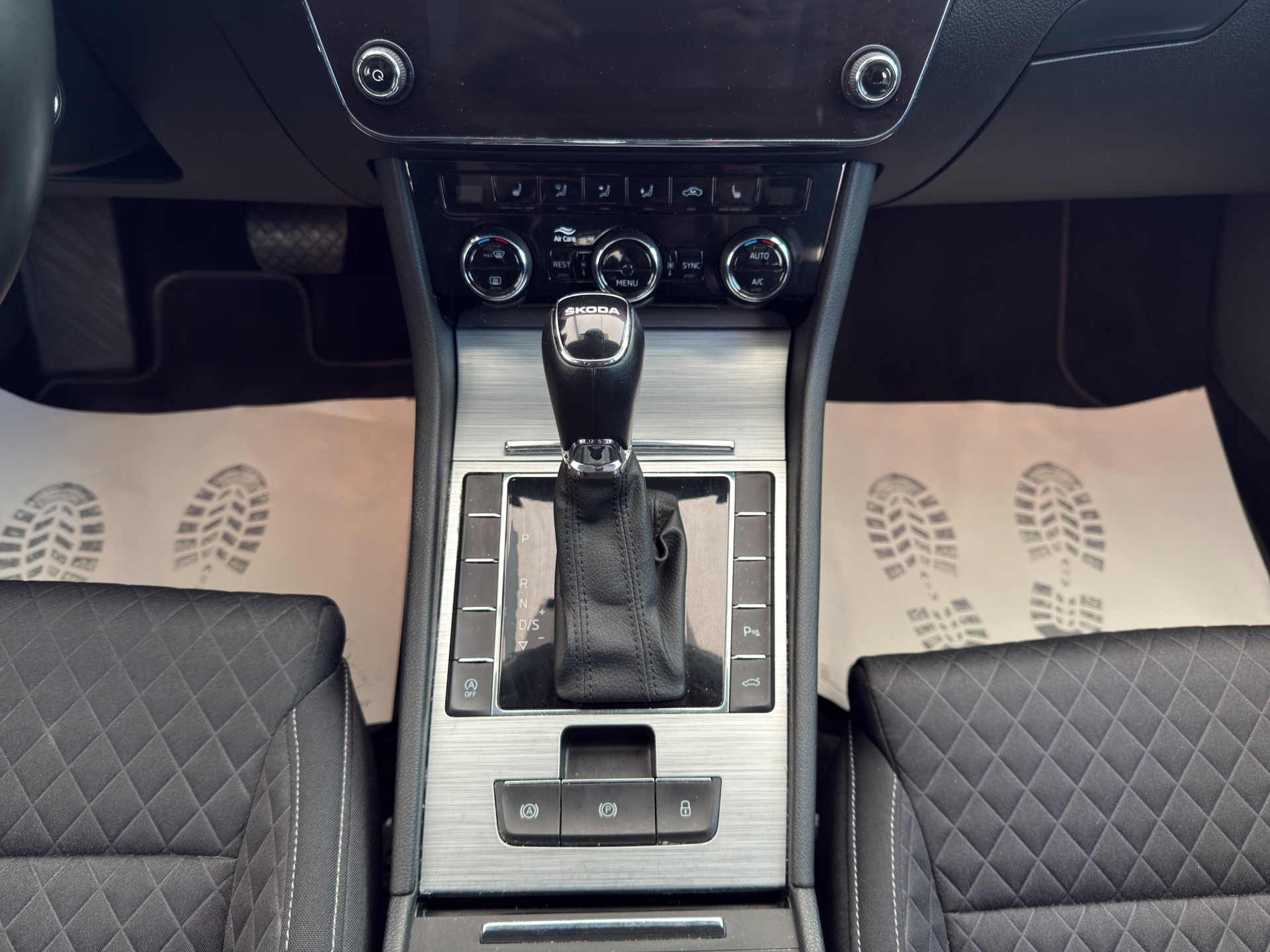SKODA Superb Combi 2.0 TDi Ambition DSG-image-10