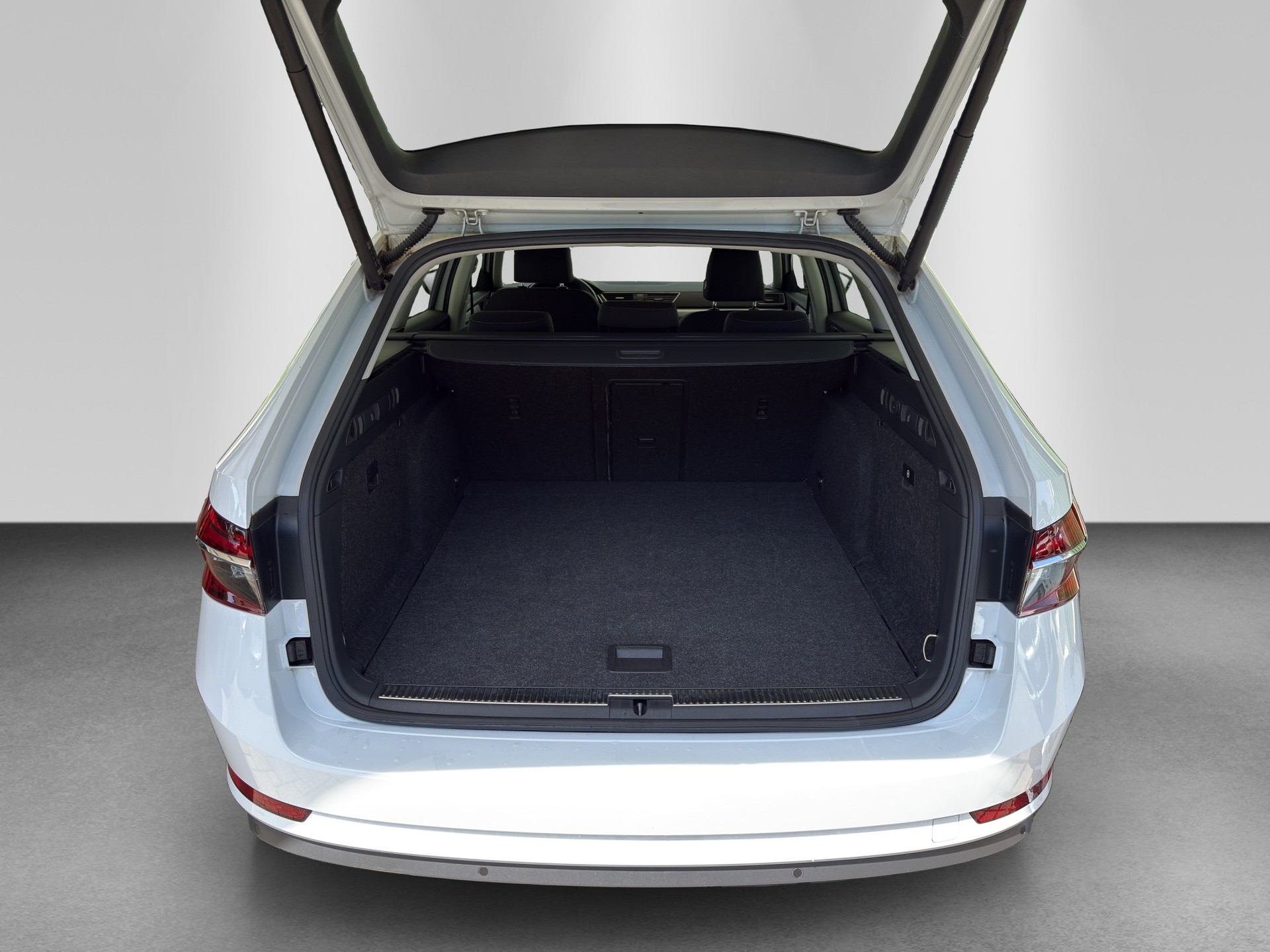 SKODA Superb Combi 2.0 TDi Ambition DSG-image-15