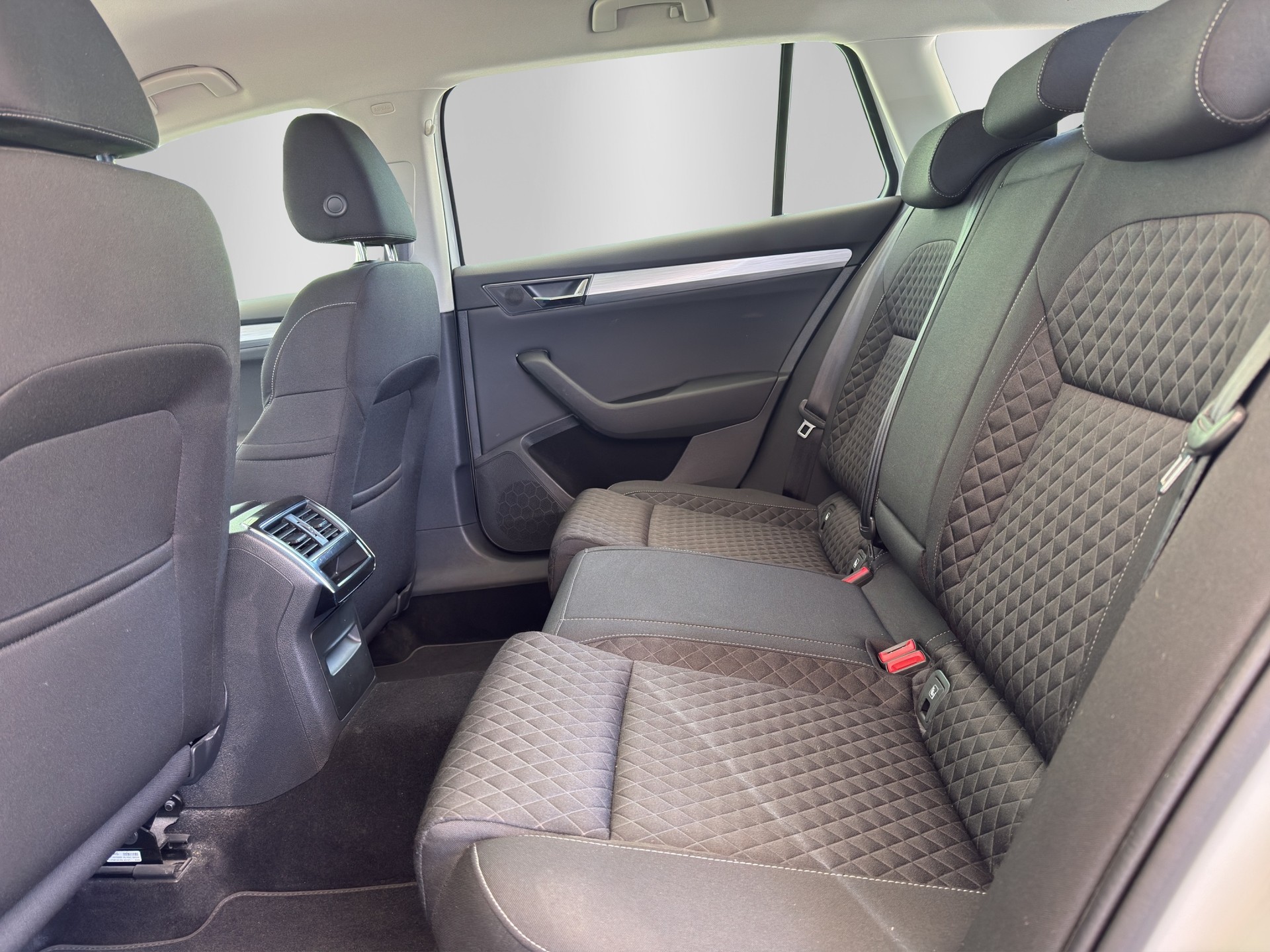 SKODA Superb Combi 2.0 TDi Ambition DSG-image-13