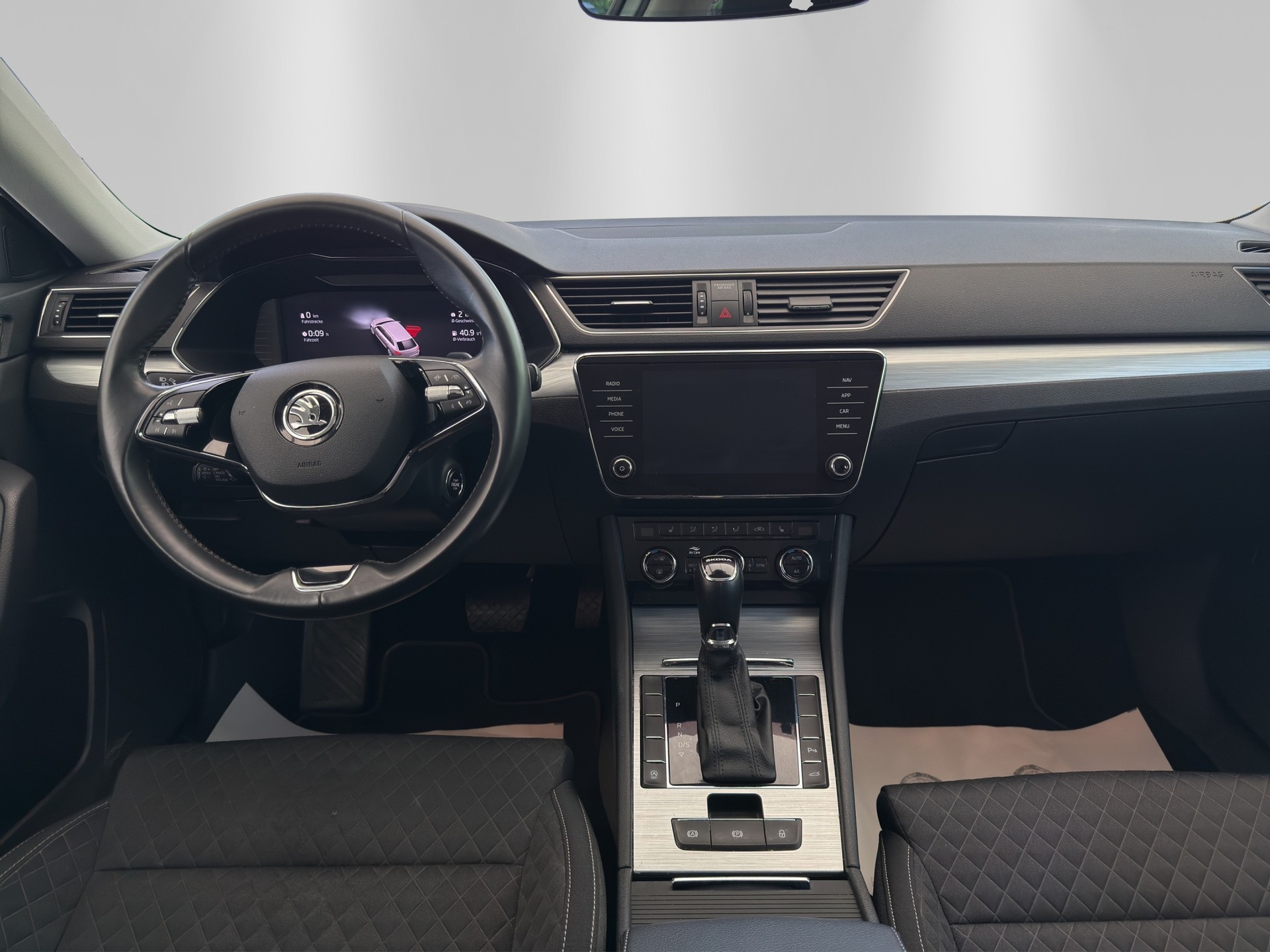 SKODA Superb Combi 2.0 TDi Ambition DSG-image-8