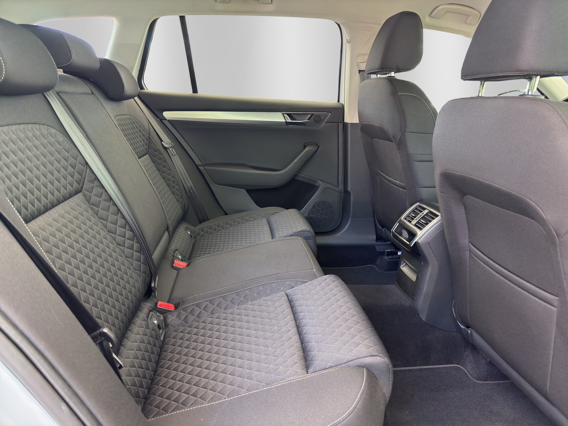 SKODA Superb Combi 2.0 TDi Ambition DSG-image-14