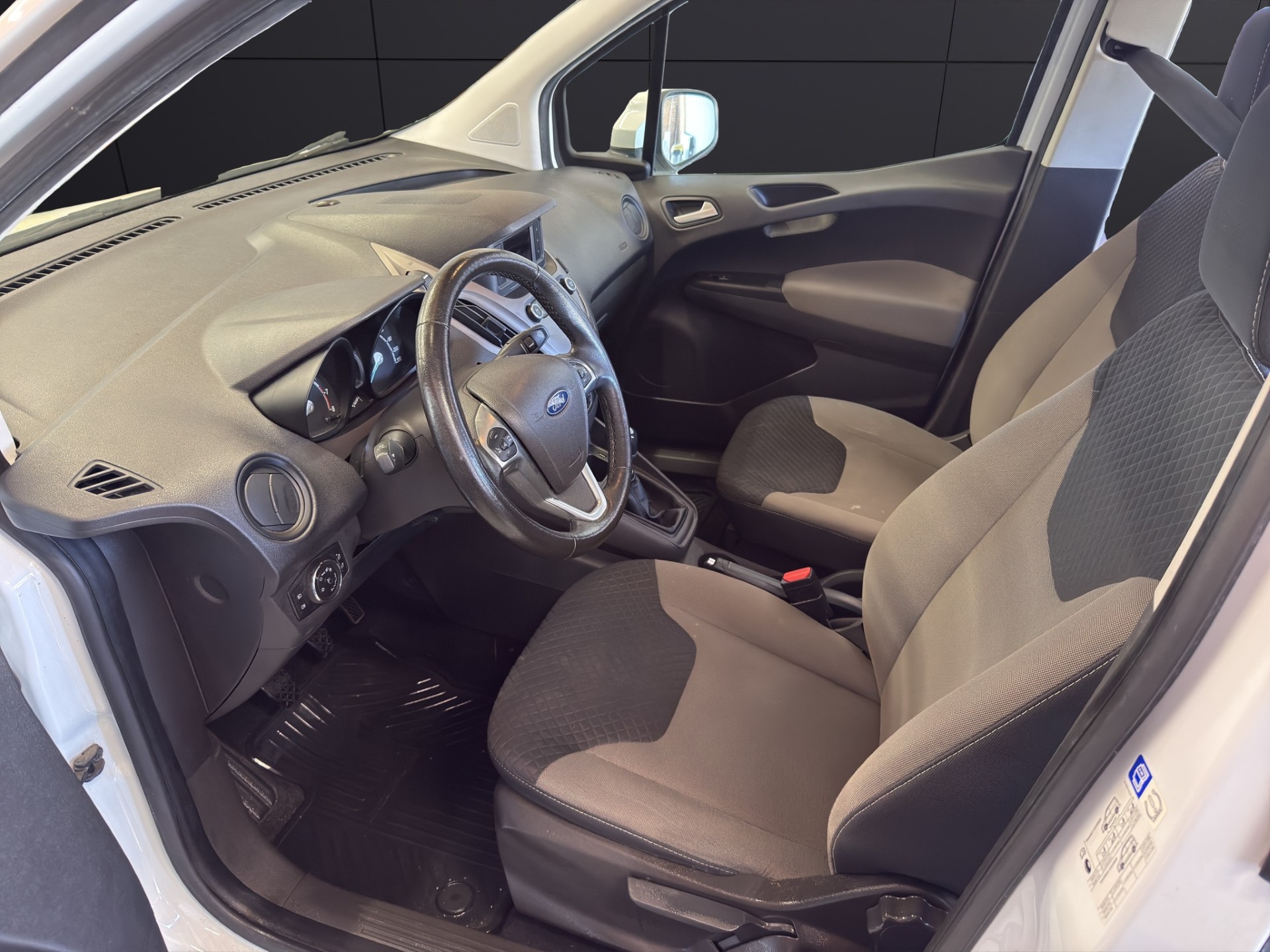 FORD Tourneo Courier 1.0 SCTi Titanium-image-9