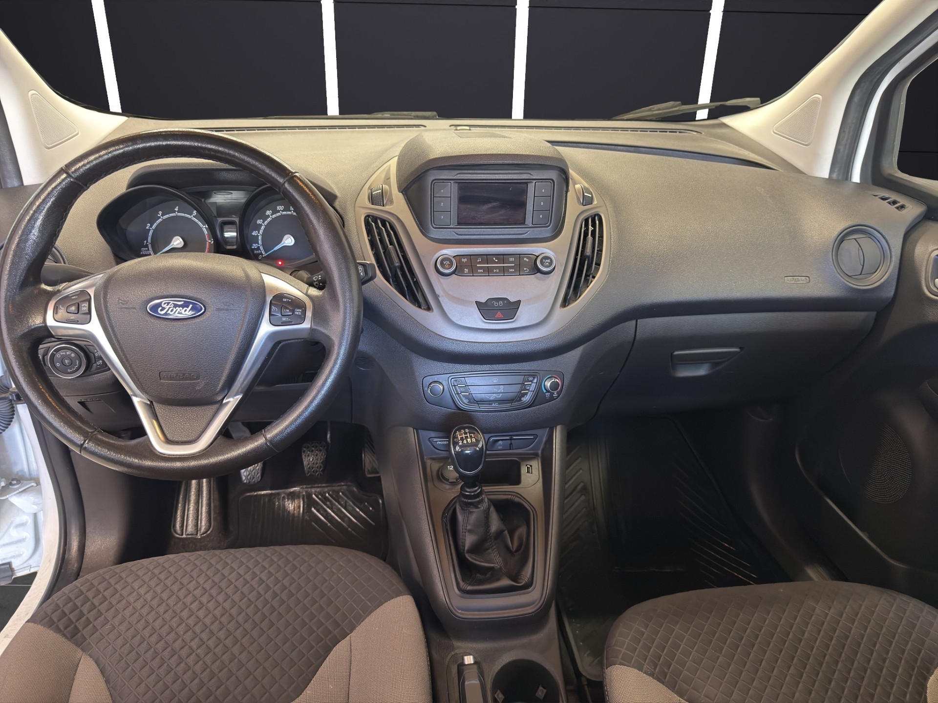 FORD Tourneo Courier 1.0 SCTi Titanium-image-8