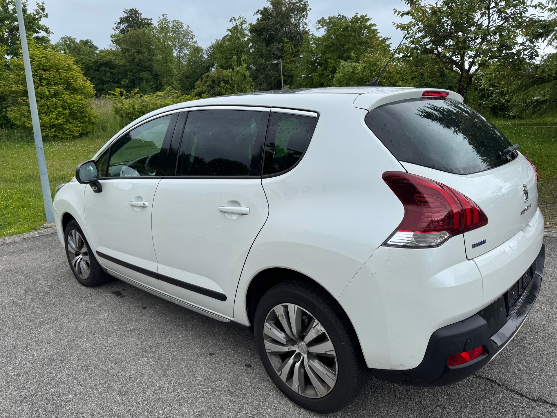 PEUGEOT 3008 1.6 Blue HDI Sensation Tiptronic-image-2