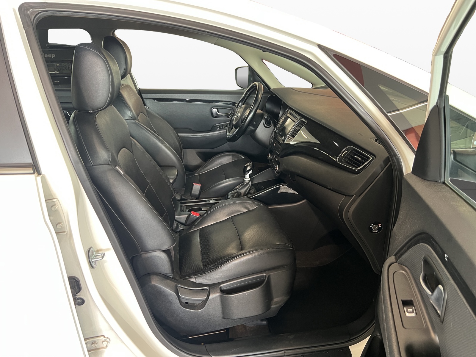 KIA Carens 1.7 CRDi Style-image-8