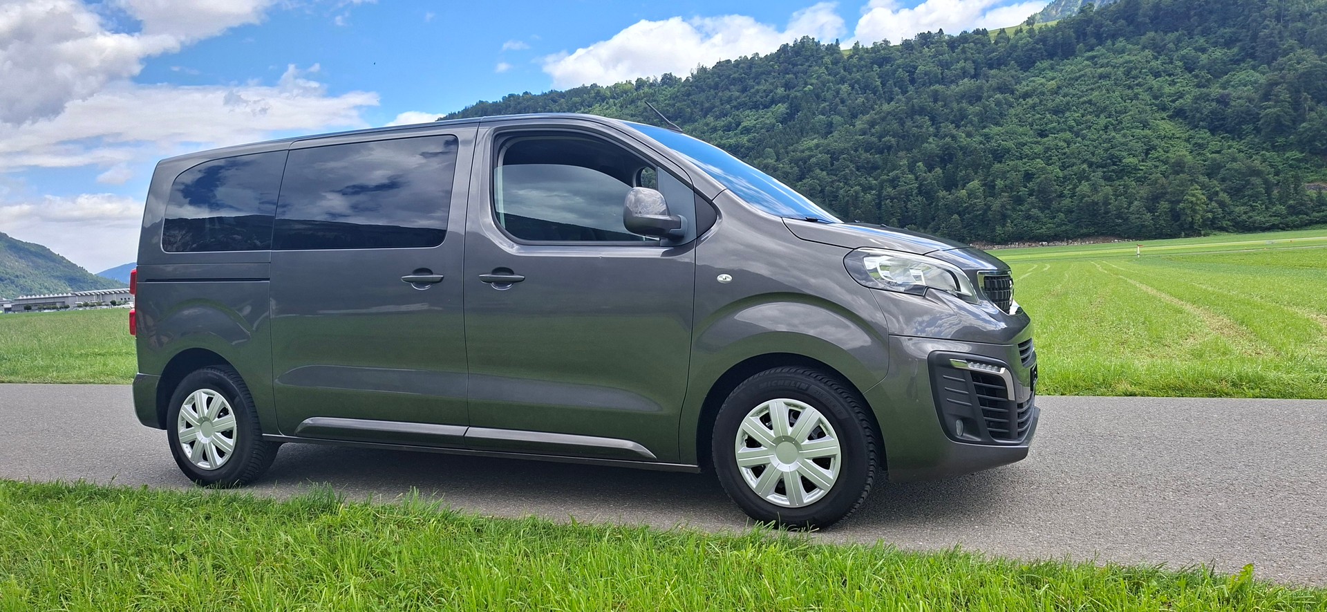 PEUGEOT Traveller 1.5 BlueHDi Business Standard