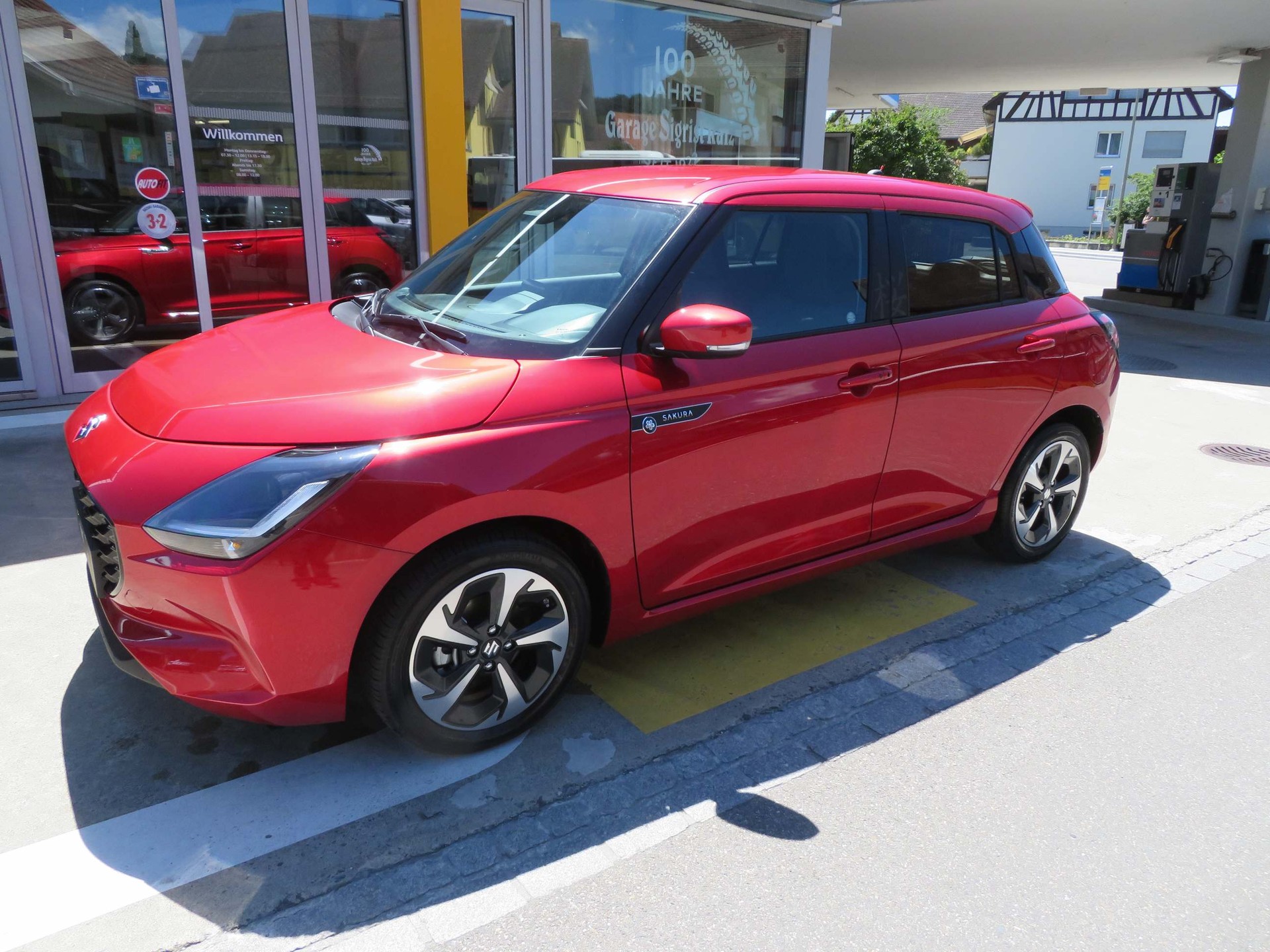 SUZUKI Swift 1.2 Sakura Top Hybrid-showroom-element-1