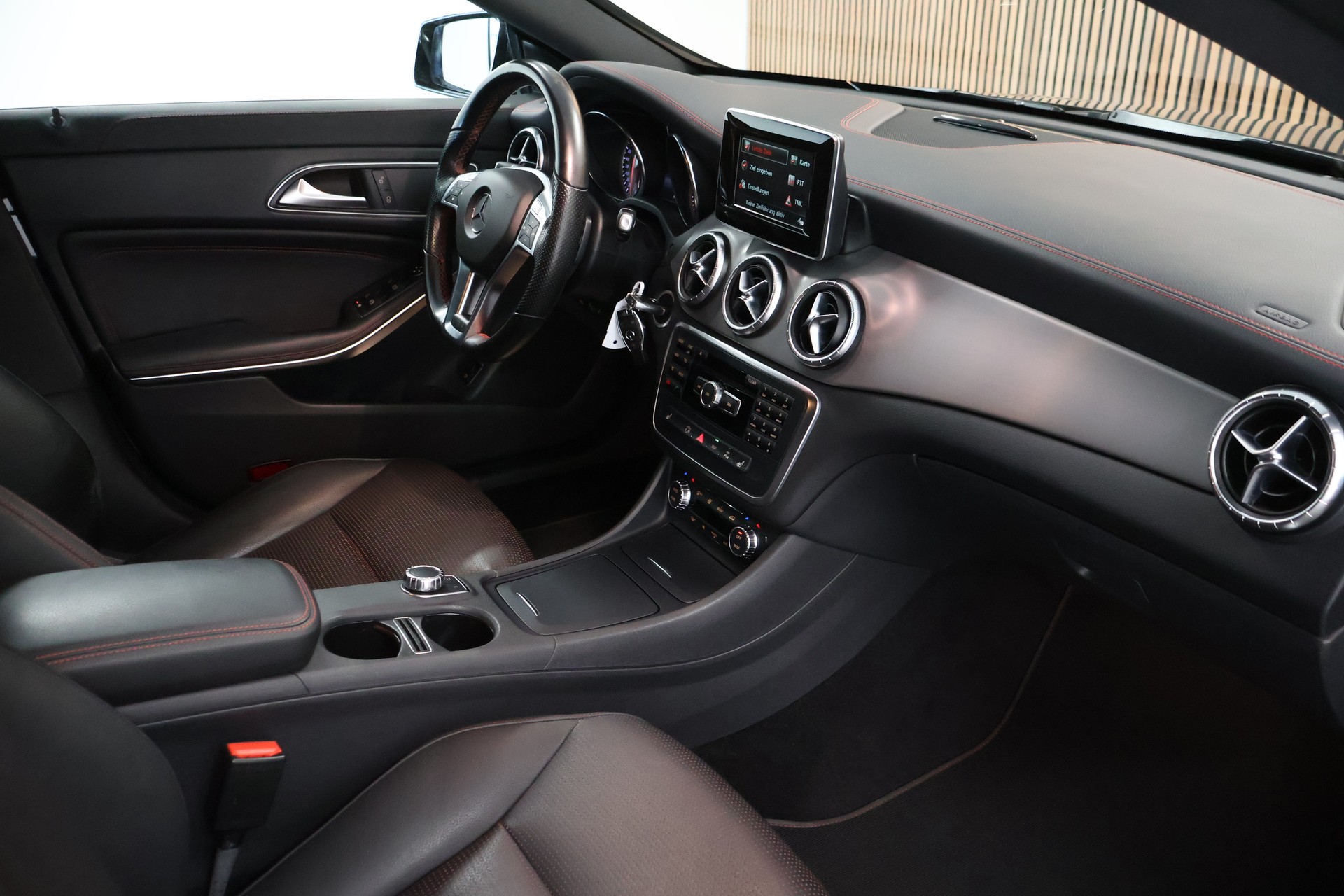 MERCEDES-BENZ CLA 250 Sport 7G-DCT 4Matic-image-14