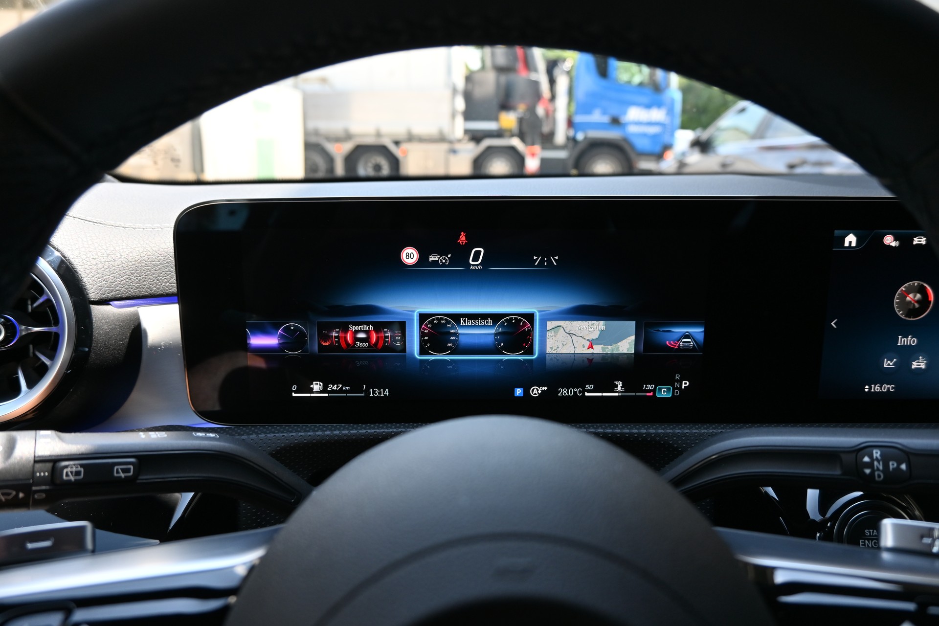 MERCEDES-BENZ CLA 200d AMG Line Shooting Brake 7G-DCT + AHK 1600kg-image-18