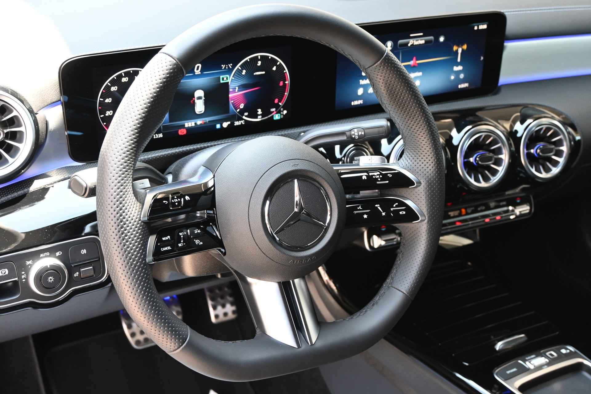 MERCEDES-BENZ CLA 200d AMG Line Shooting Brake 7G-DCT + AHK 1600kg-image-15