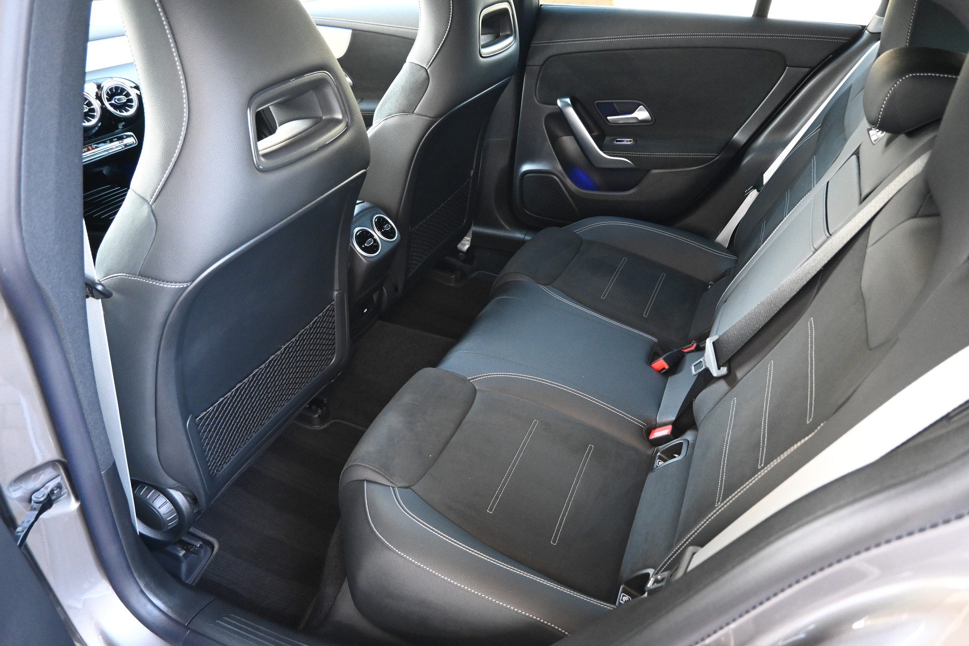 MERCEDES-BENZ CLA 200d AMG Line Shooting Brake 7G-DCT + AHK 1600kg-image-14